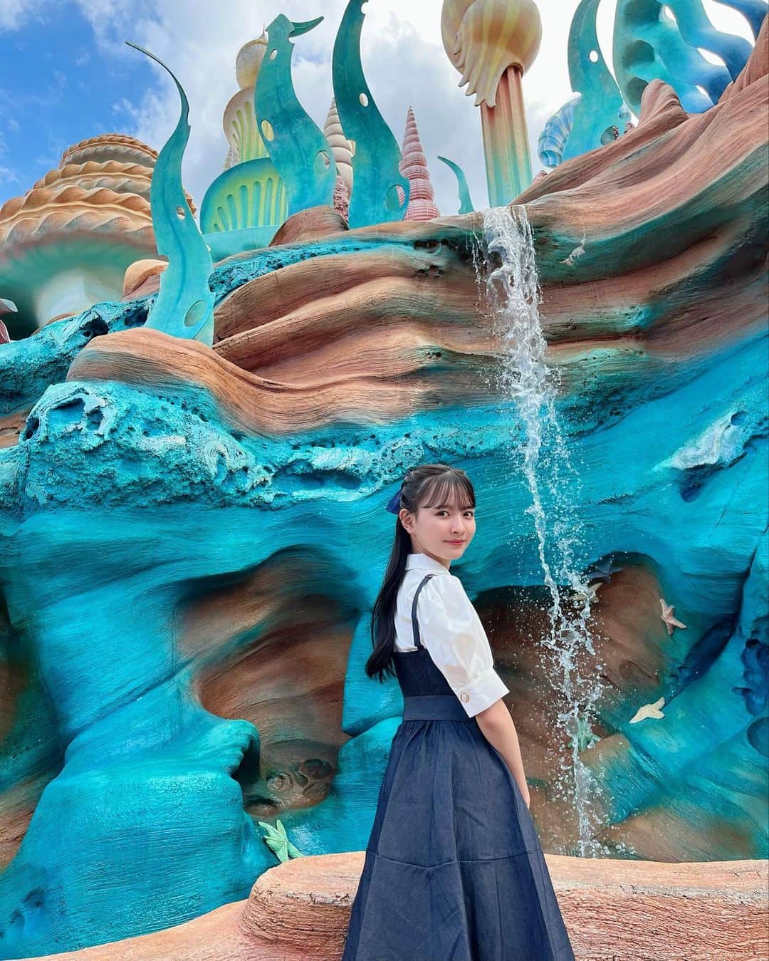 のインスタグラム：「🐚‎DisneySea🐚‎  (少し前ですが...) リトルマーメイドの キス・ザ・ガールを イメージしてみました🪸 このワンピース めちゃくちゃ形綺麗でした！  実写のリトルマーメイドを見てから このコーデしたいなぁと思ってました🫧  ディズニー100周年 おめでとうございます🎉🤍  🫧𓂃 𓈒𓂂𓏸 今日でやっと 中間テストや模試が終わりました♡ DMでみんなも頑張ってるから 私も頑張れました🙌🏻ありがとう🫶🏻🤍」