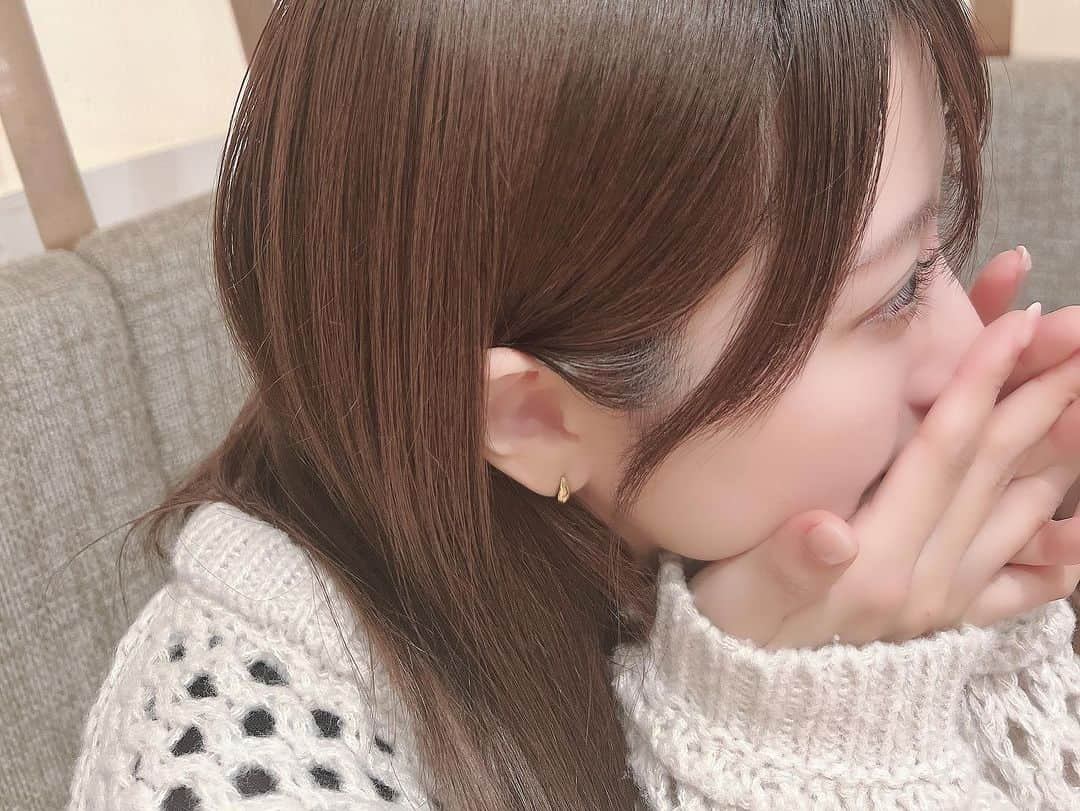 小桃音まいさんのインスタグラム写真 - (小桃音まいInstagram)「CENEのピアス👂🏻🤍  シンプルでつけやすくてお気に入りです〜🫶  数年前の夏に少しだけ金属アレルギーっぽくなった 時期があって汗をかく日はアクセをつけるのが ちょっと怖いなぁって思うときがあるんだけど CENEのアクセサリーは金属アレルギーでも大丈夫なので安安心☺️🤍」10月25日 22時00分 - kotonemai0824