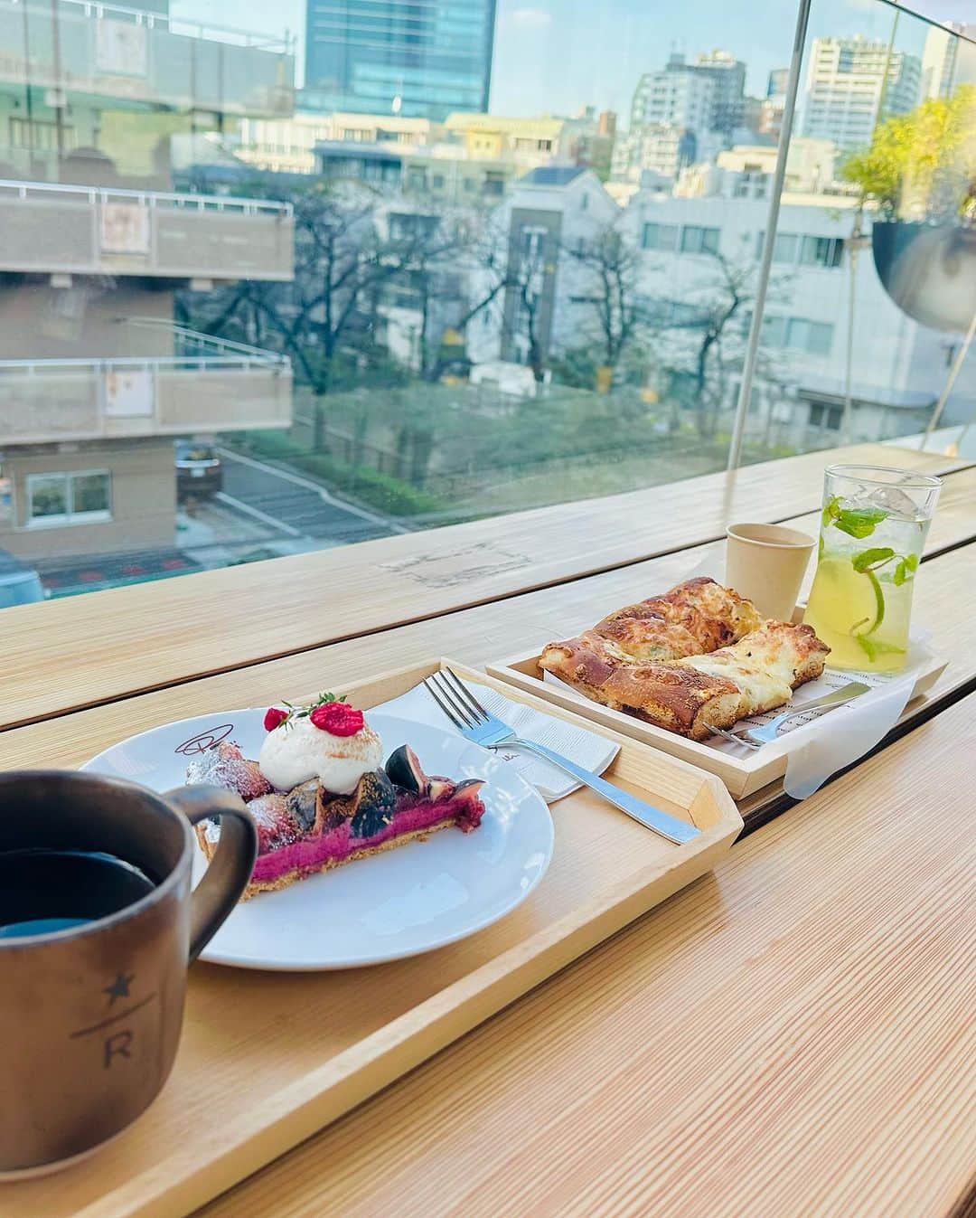 秋吉織栄（宮内かれん）さんのインスタグラム写真 - (秋吉織栄（宮内かれん）Instagram)「☕️🤎  かわいい妹に奢ってもらった♡ お誕生日のお祝い？だったかな🤣なんだっけ？  なんだかよくわからないけど 奢ってもらえて嬉しい☺️✨  大人っぽいし9つ違うとは思えないけど やっぱり話しているとかわいい部分が見え隠れ😘  そんなしおりに連れていってもらったのは 噂の中目黒のロースタリー☕️ ロースタリーは今もうないけど銀座はたまに行ってました〜 中目は初😍❣️  カフェの遊園地？みたいでした♡ 車だったのでお酒飲めず無念🥺 次回はゆっくりしたい☺️  @中目黒  🏴STARBUCKS RESERVE(R) ROASTERY TOKYO  #coffeetime #coffee  #cafe #starbucks #reserveroastery  #trip #love #italy #ootd  #selfie #photooftheday #japan #beautifulflower  #trip #travel #trending #fashionstyle #fashion」10月25日 22時10分 - orie.oliiiiie.olivia