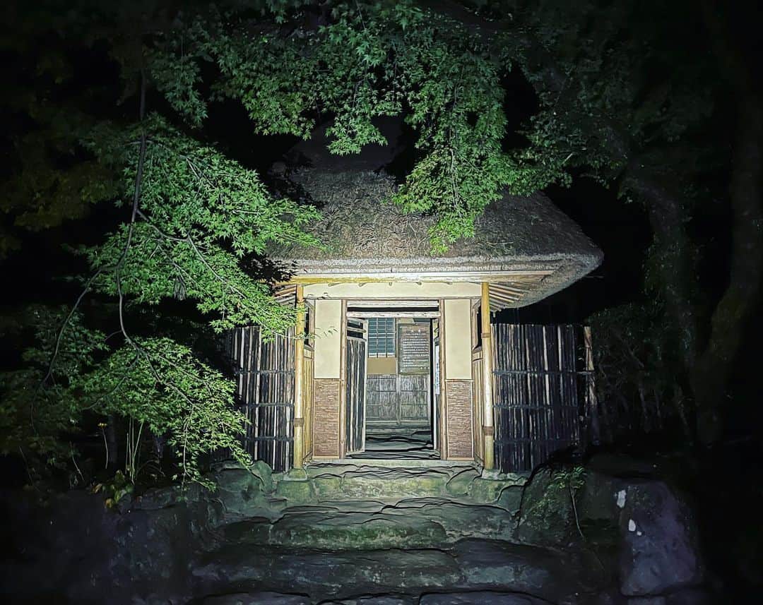 TOGGYさんのインスタグラム写真 - (TOGGYInstagram)「歴史ある建物、その庭の木々 虫の音、夜空、風の音  そして コントラバスの音に癒された夜。」10月25日 22時04分 - dj_toggy