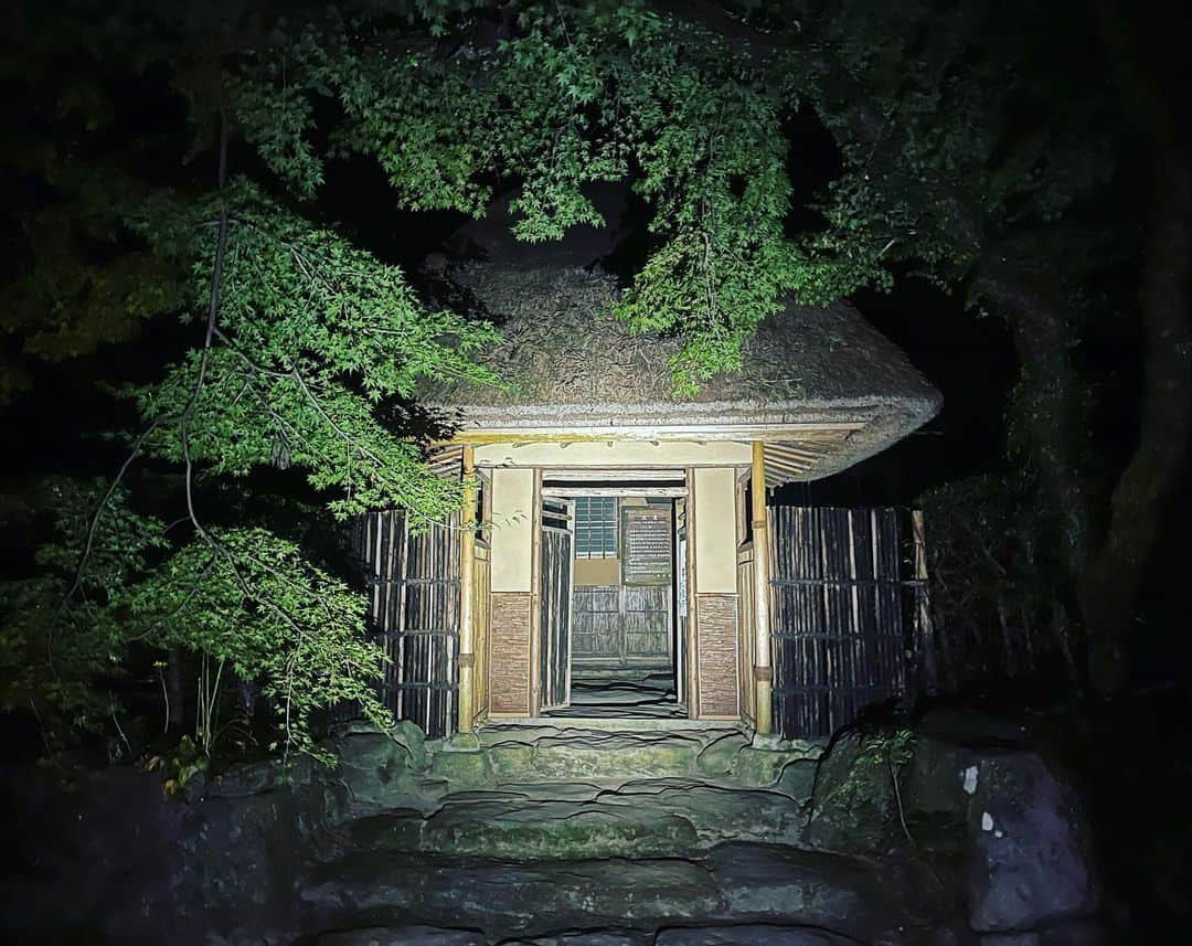TOGGYのインスタグラム：「歴史ある建物、その庭の木々 虫の音、夜空、風の音  そして コントラバスの音に癒された夜。」