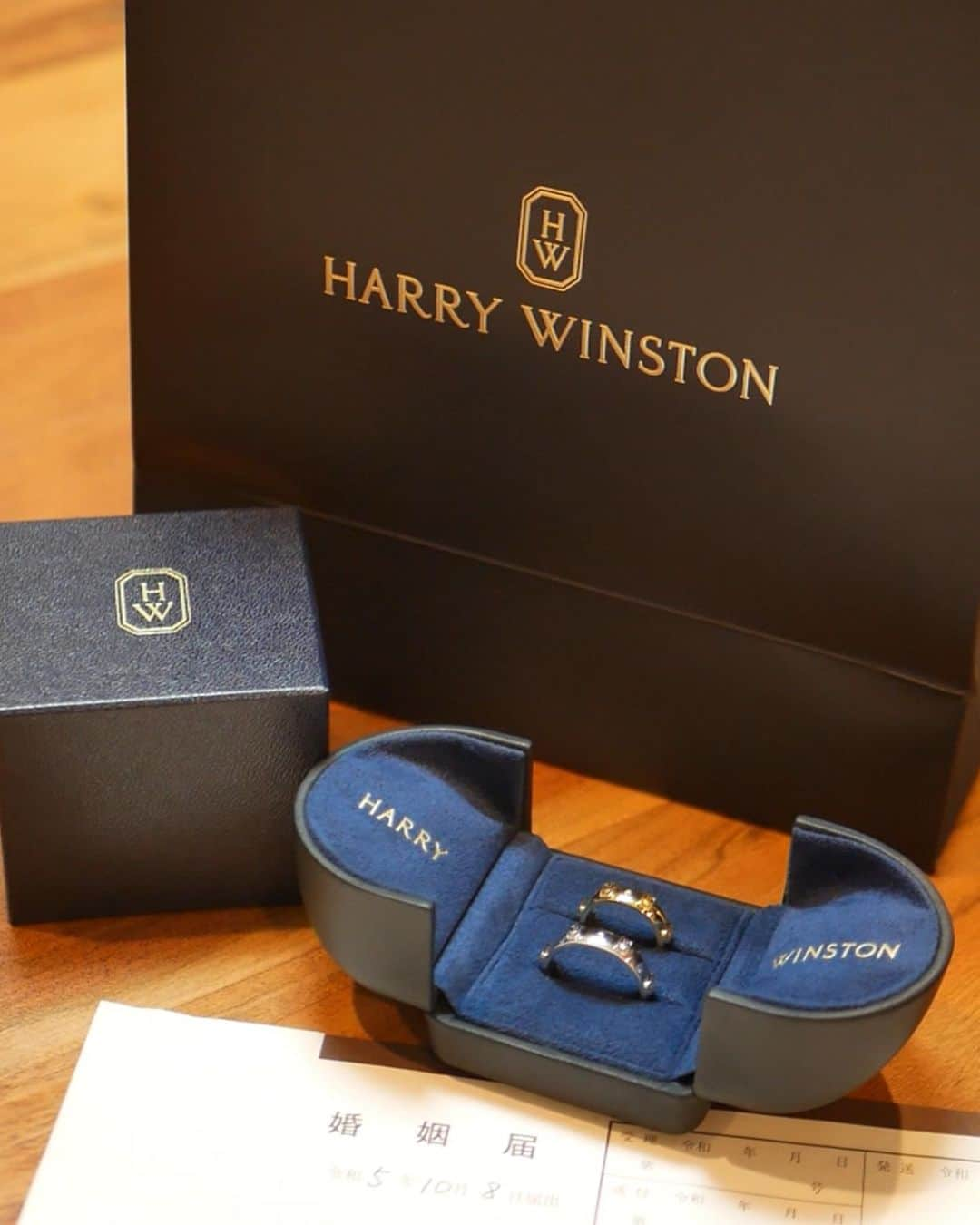 サキのインスタグラム：「載せようおもて更新できずにいた💦 じゃじゃん。憧れの @harrywinston 💍🥹🩵輝いてる〜💍🥹🩵 夏にプロポーズしてもらってからすぐ結婚指輪一緒に買いに行って10/8に2人で受け取りに行ったから2ヶ月ぐらい待ったけどやっと手元に💍(待ったとか言ってるけどさきが入籍当日に指輪取りに行きたいってお願いした笑)普段のアクセサリーにも合わせやすいようにこのデザインにしてもらったけど可愛すぎるなあ〜。🧸さんありがとう‼️‼️‼️」