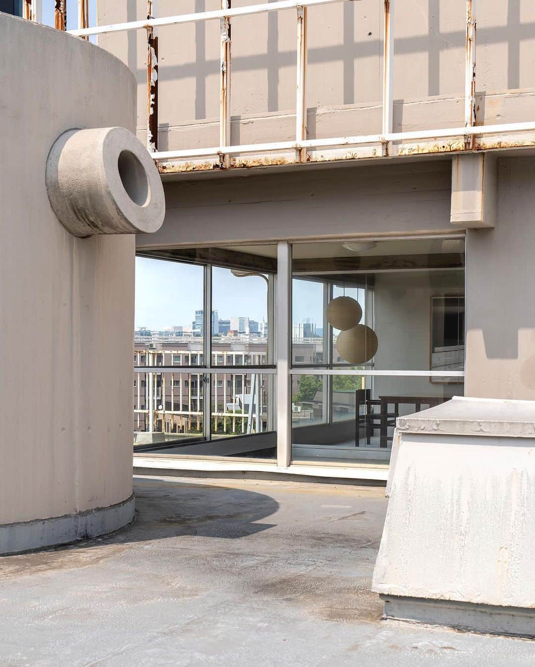Kinfolk Magazineのインスタグラム：「Sat atop a rooftop in Tokyo, Kinfolk Case Study Room serves as a place for inspiration and experimentation.  A new exhibition opens this week, featuring furniture designs by Kunio Maekawa—a protégé of Le Corbusier. Find out more via @kinfolk_csr @sign_tokyo」