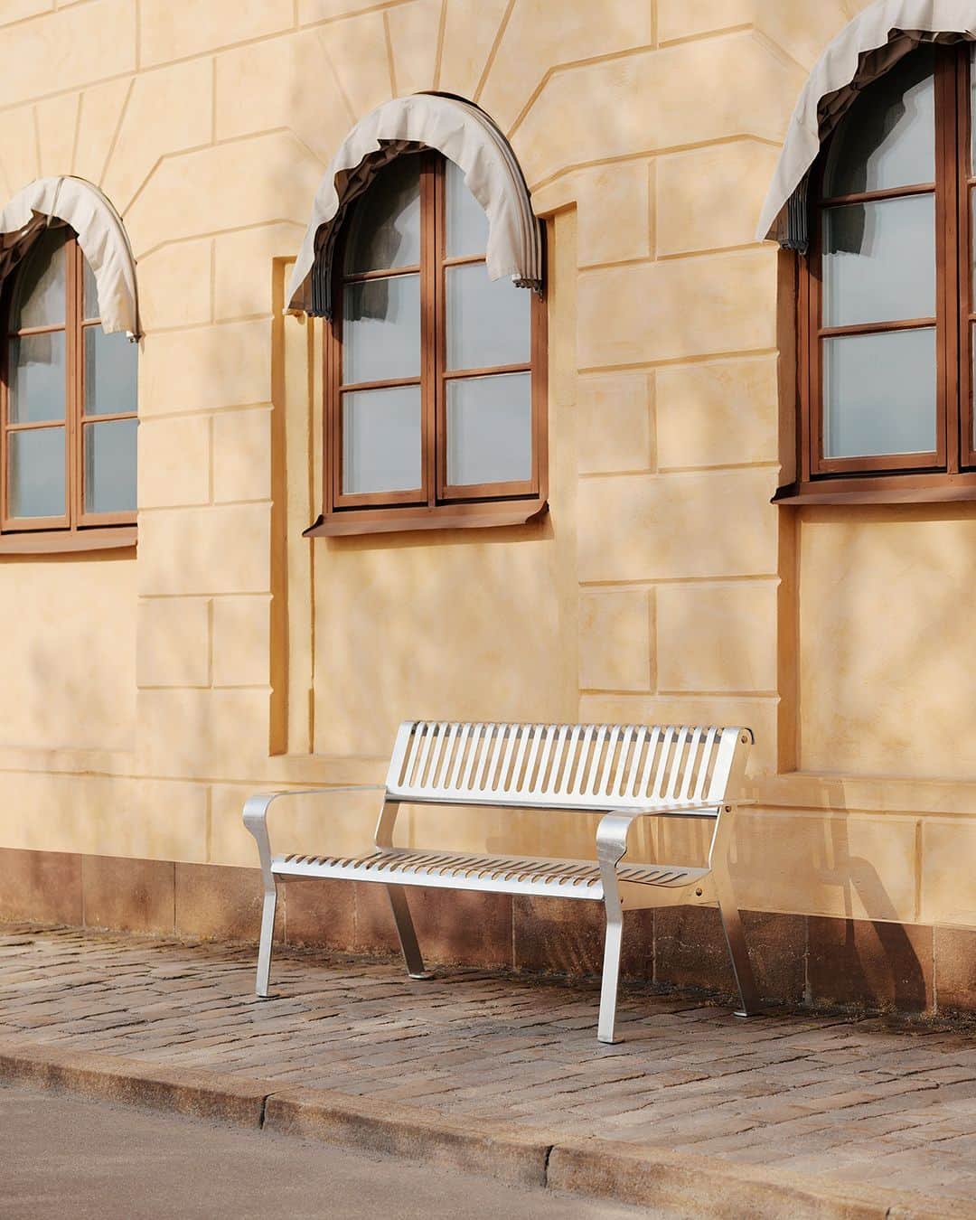 Design Milkのインスタグラム：「@vestre_furniture's TELLUS bench, designed by multidisciplinary designer @emmaolbers, is breaking ground with the first-ever use of 100% fossil-free steel from @ssab! 🙌🏼 With its timeless + inviting, yet durable design, it's perfect for parks + other city environments where people want to sit + chat, or simply enjoy the view.  As Vestre aims to be the world’s most sustainable furniture company, this sustainable collaboration sets the bar high for a greener future. ♻️  Learn more about it at the link in bio! 🔗  📸 Photography by @einaraslaksen.」