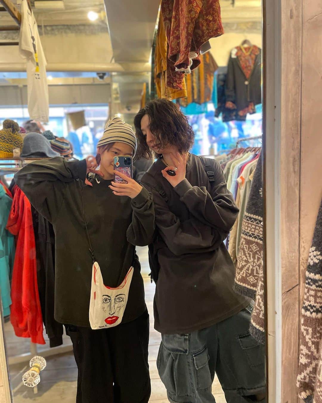 佐藤 渚のインスタグラム：「#古着屋巡り　  涼しくなってきたからやっとお外も快適に歩けるねー！」