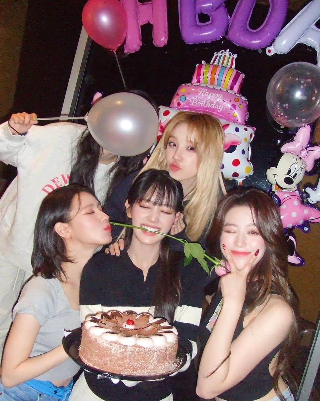 ミンニのインスタグラム：「민니의 생일을 함께 축하해주신 모든분들께 진심으로 감사합니다💖 여러분 덕분에 누구보다 행복한 시간을 보냈어요! 네버버~ 늘 고맙고 사랑해요🥰 Thank you for all the lovely birthday wishes. I'm so thankful for all the beautiful people I have around me. Love you guys so much!🥺🫶🏻 ขอบคุณสำหรับทุกๆคำอวยพรนะคะ เป็นอีกปีที่มีความสุขที่สุดเลยค่า🥳💕」