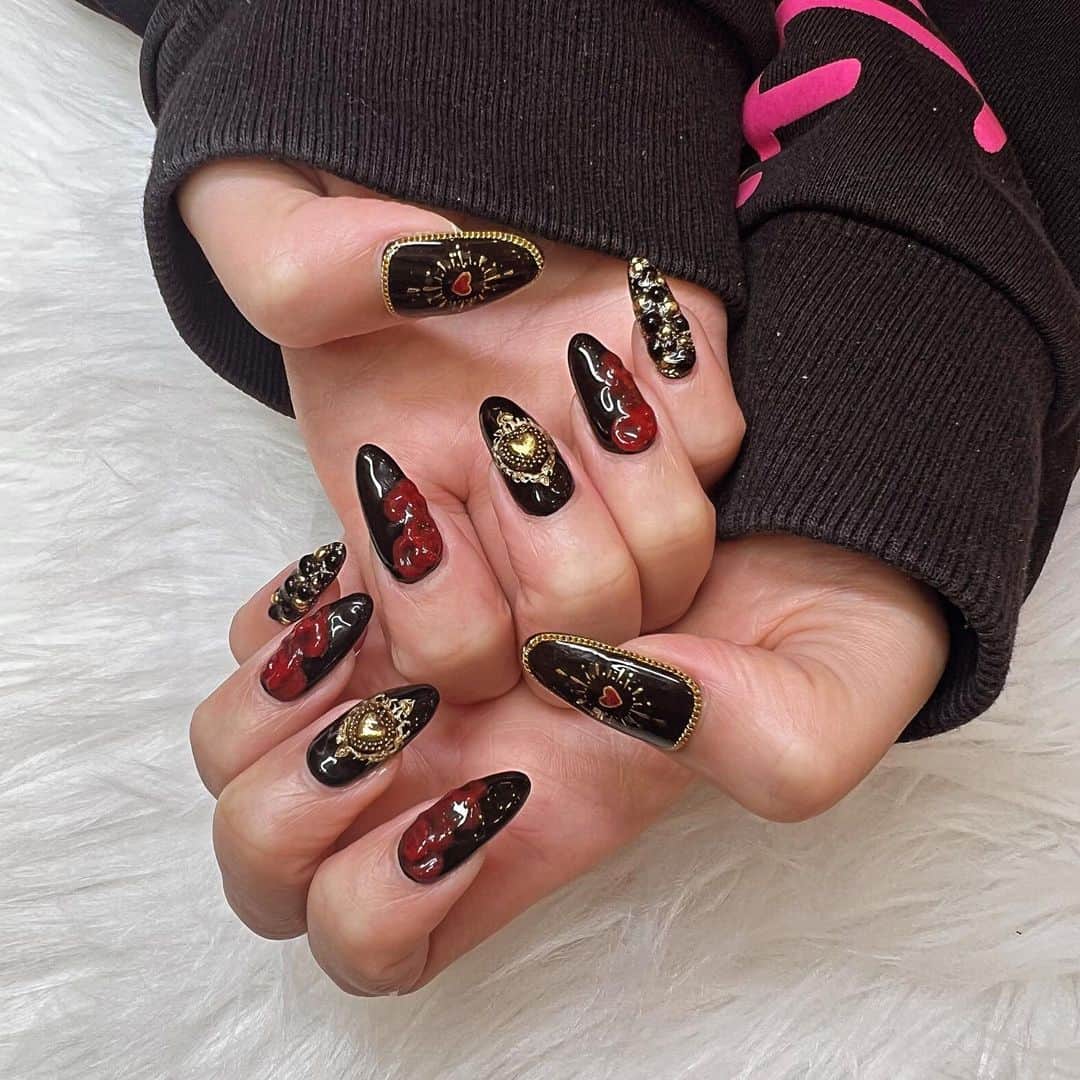 まなさんのインスタグラム写真 - (まなInstagram)「new nail🖤  薔薇の部分は3Dにしてもらったの派手すぎず可愛くてお気に入り🌹  #ドルガバ  風　#ネイル  #ネイルデザイン #newnails #dolcegabbana #薔薇ネイル #3dネイル」10月25日 22時19分 - manachan_1120