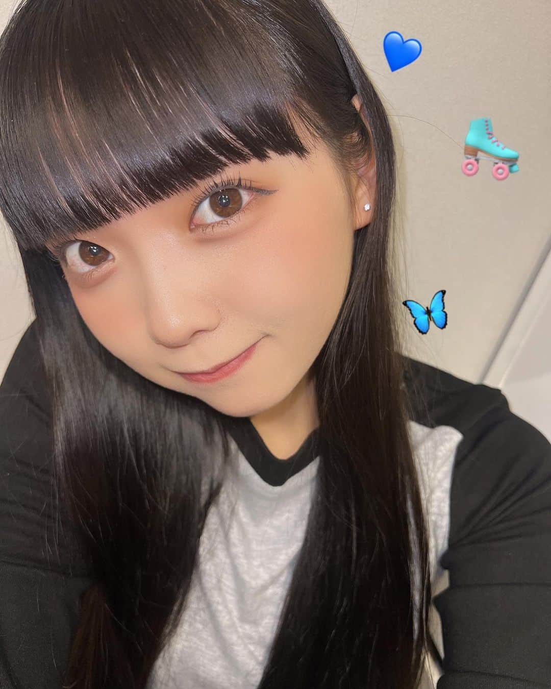 籾山ひめりさんのインスタグラム写真 - (籾山ひめりInstagram)「まつパしてきたの〜👀💕 かわち？？👧🏻💙 ･ すっぴんでもまつ毛きれいだからテンションあがる🤤🫶 ･  #マツパ  #pr #まつ毛パーマ  #ぱっつん前髪  #黒髪ロング #ストレート #ootd」10月25日 22時12分 - momichan_hime