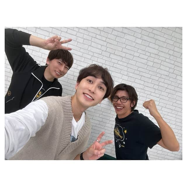 中島ヨシキのインスタグラム：「#ペロ生 ご視聴ありがとうございました！😜  喉が変になるくらい笑った。 果たして、羽多野さんと佐藤さんのSNSでも自撮りはアップされるのか…！  #羽多野渉 #佐藤拓也」