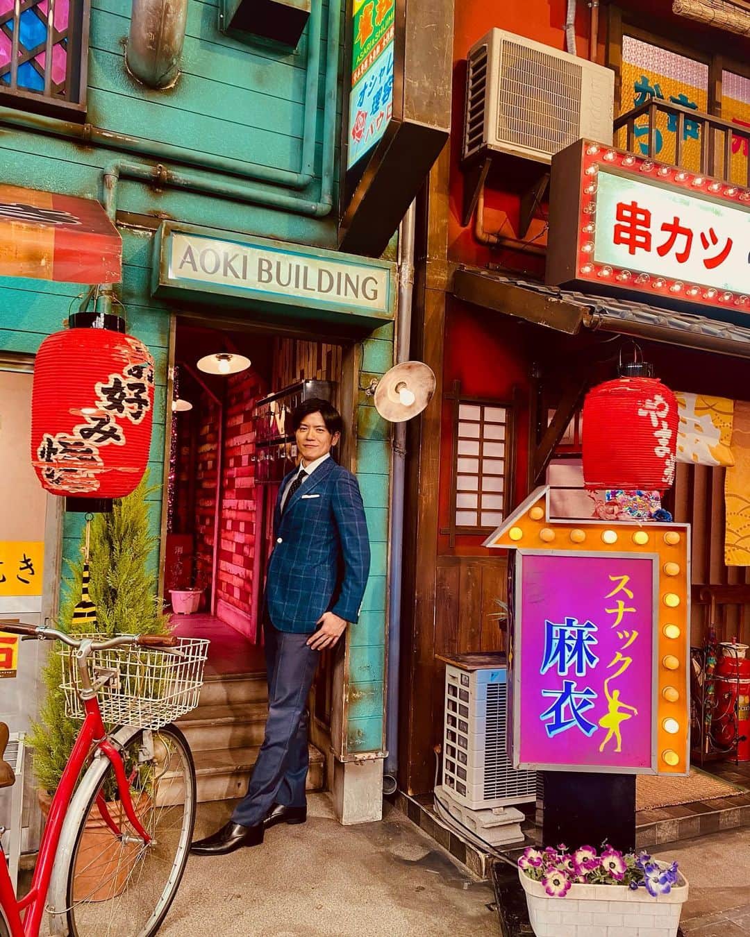 青木源太のインスタグラム：「この街、カラフルな上に「AOKI BUILDING」なんてあったから写真撮っちゃったよ！  どこで撮ったか、わかりますか？  わかった人、すごい！」