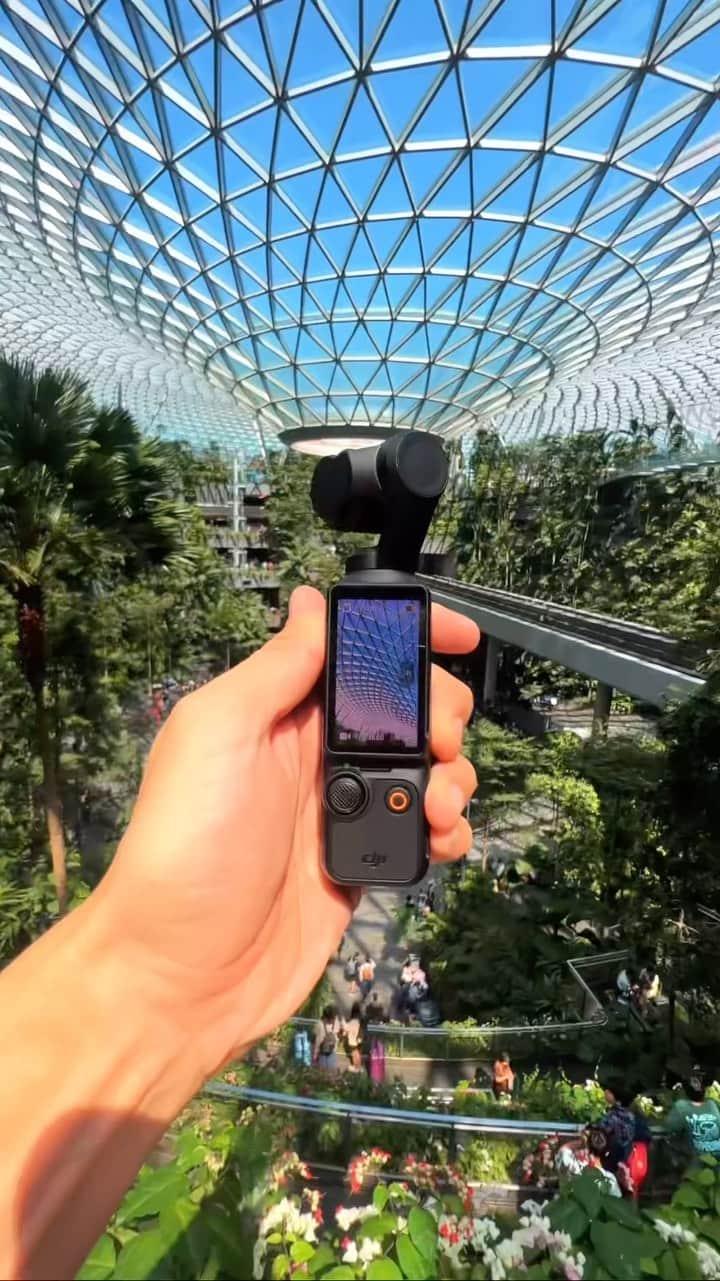 ぞのさんっのインスタグラム：「DJIからOsmo Pocket 3新作出たよ✨#pr  １インチセンサーが搭載され、最高４K120fpsで撮影できるようになったよ✨ 後は3軸メカニカルスタビライザーで動きながら撮影も安定して撮影できます！←このスタビはガチやばいっす笑 ・ Now with a 1-inch sensor, you can shoot up to 4K120fps ✨. The 3-axis mechanical stabilizer allows for stable shooting while moving! ←This stabilizer is so good.haha ・ ActiveTrack 6.0アップデートして、自動的に顔を認識できるみたいなのでVlogにも最適！是非一度手に取ってみてね☺️ ・ 📷 @djiglobal @dji_japan  📸 @zono.sann  ・ #dji#ai #aiクリエイター #nerf #osmopocket #singapore  ・ #動画 #動画編集 #動画制作 #動画撮影 #映像で遊ぼう #ぞのさんっ#シンガポール」