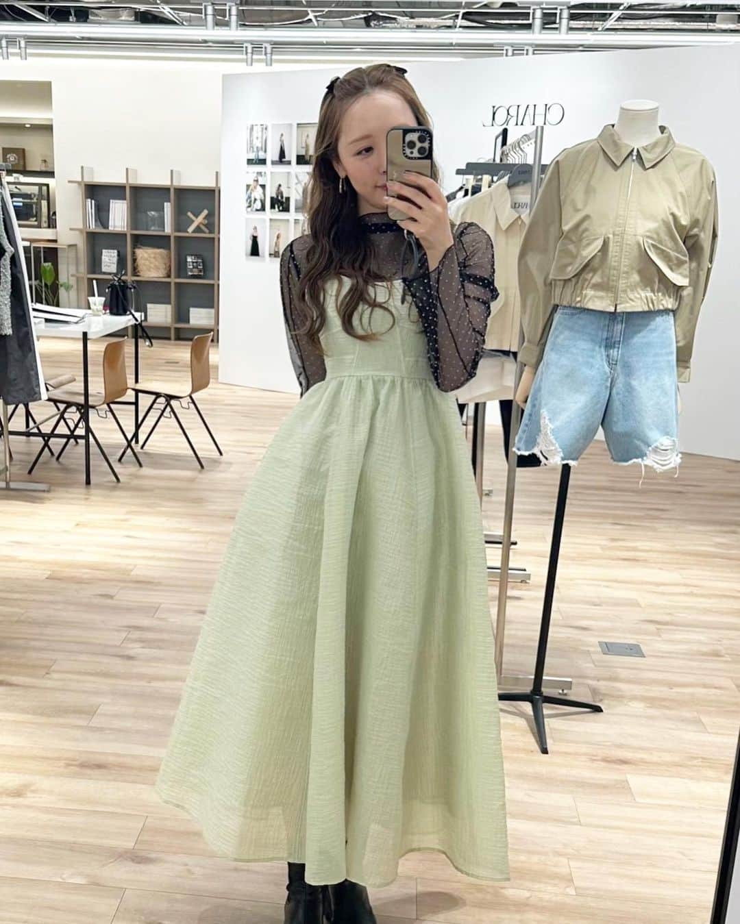 のインスタグラム：「展示会週間…🩶🤍」