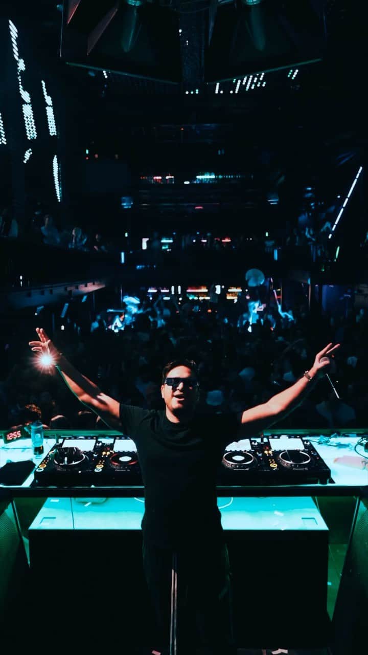 ジョナス・ブルーのインスタグラム：「Next up… new Endless Summer music coming real soon! 🔥💙」