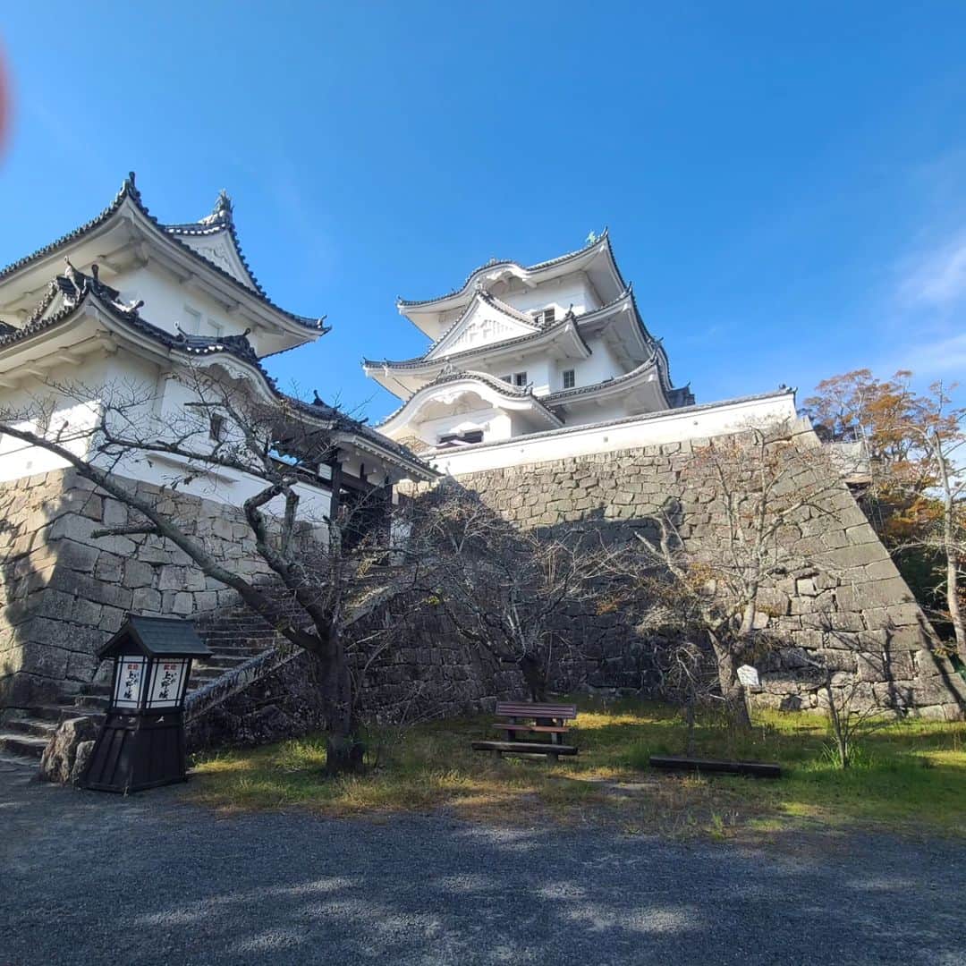 桂團治郎のインスタグラム：「昨日は父親のアッシー君で三重県上野市へ🥷  近くにあった上野城へ！！ 尼崎城に続いて今週2件目のお城です🏯  横の忍者博物館も行きたかったけど、無駄次回！」