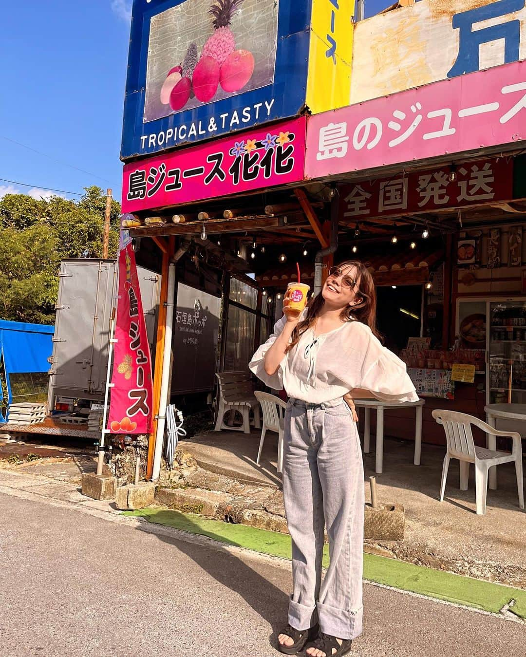 れもんえいみのインスタグラム：「.  石垣島＆西表島で夏休みしてきました🌺 仕事もSNS投稿も完全にお休みして 写真撮る以外でスマホを見なかった5日間🐠  私は普段なるべく家から出ないし、 旅行も自分からは計画しない人間だけど、 こういう思いっきり遊ぶ！旅する！ ご褒美の沼を、ついに知ってしまった気がする…  ちょっとしばらく、 うるさめに写真載せていいですか… すみません載せます… 初っ端から浮かれた写真で…🙏 浸らせてもろて…  パイナップルとマンゴーの生ジュース🍹  #石垣島 #川平湾」