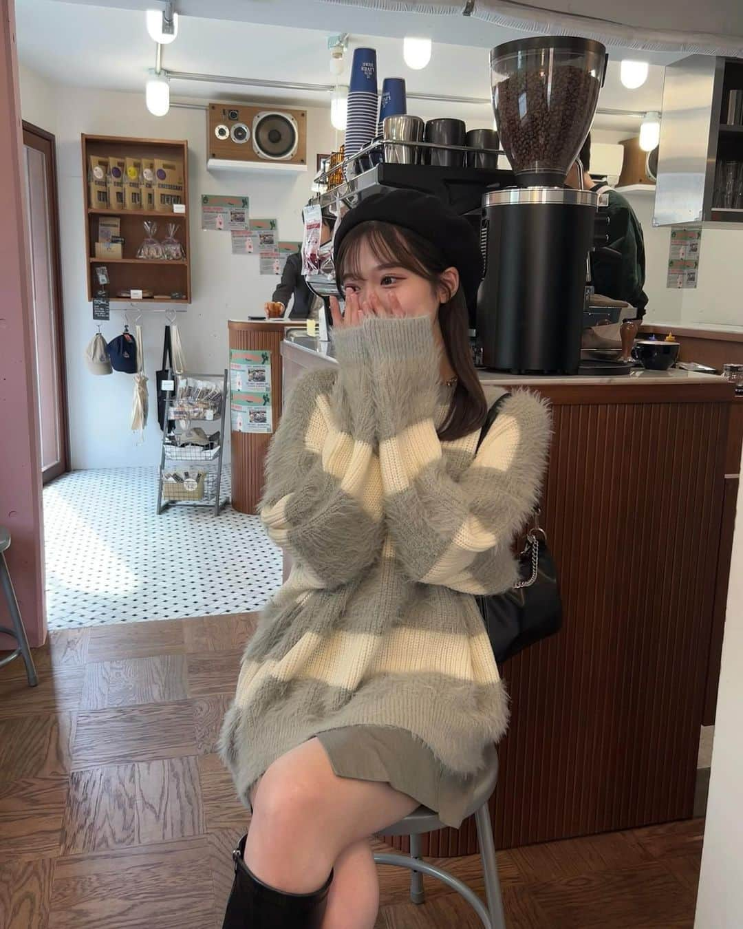 MANAさんのインスタグラム写真 - (MANAInstagram)「🦓🤍  ロングヘアにベレー帽、やってみたかったの🎓 4枚目笑うの堪えて頑張ってキメてるけど、 耐えきれず笑ってしまった5枚目  」10月25日 22時20分 - mn02grm