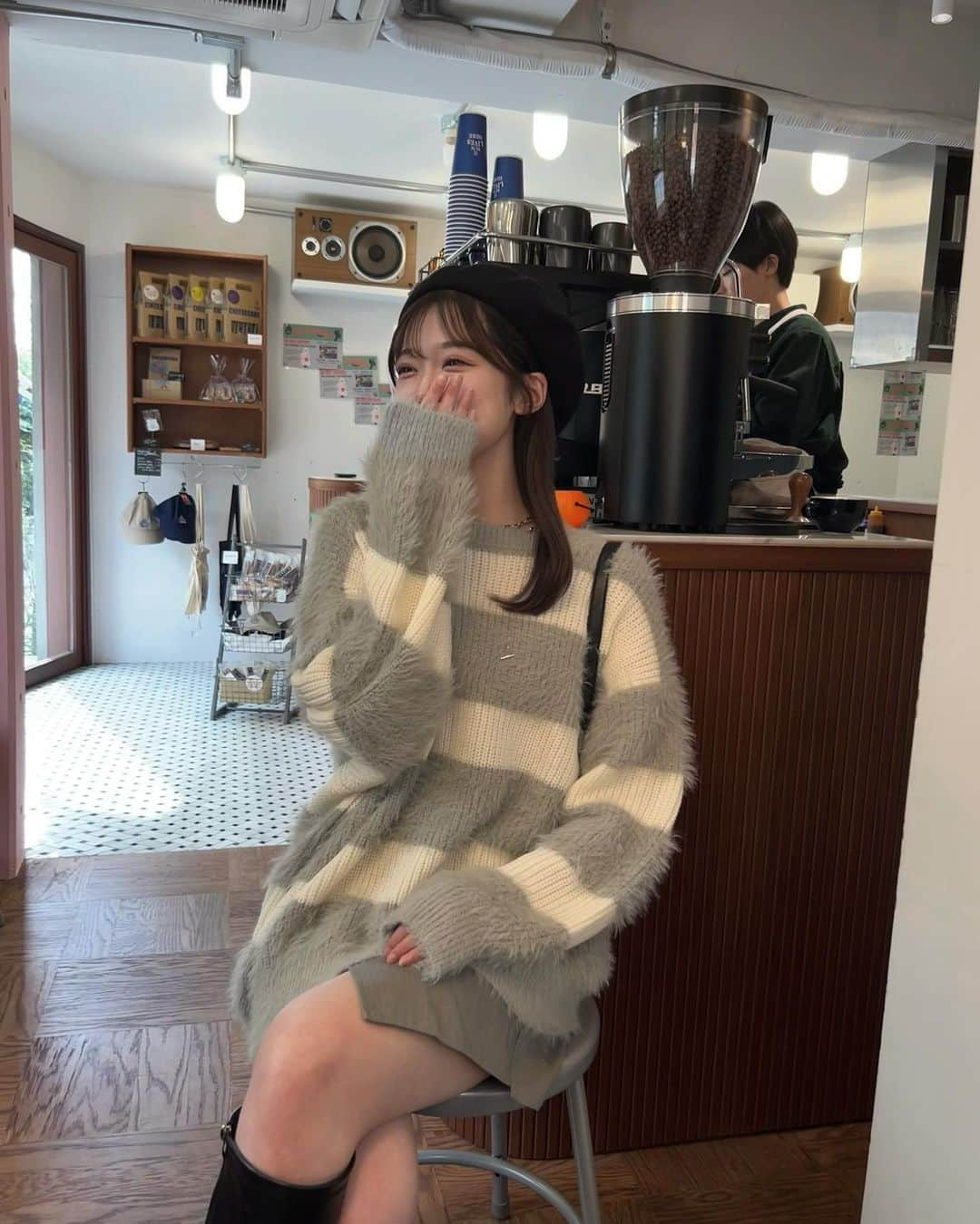 MANAさんのインスタグラム写真 - (MANAInstagram)「🦓🤍  ロングヘアにベレー帽、やってみたかったの🎓 4枚目笑うの堪えて頑張ってキメてるけど、 耐えきれず笑ってしまった5枚目  」10月25日 22時20分 - mn02grm