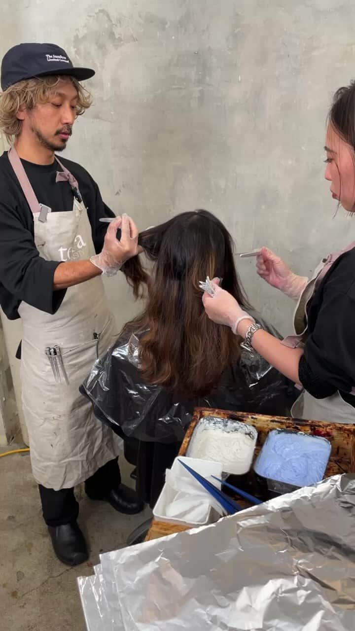 Schwarzkopf Professional Japanのインスタグラム：「白髪ぼかしby久保慎悟 前半少しノイズが入って聞きにくいかもしれません。申し訳ございません。@yolo_hair_life にも配信しており、クリアな音声で聞こえますので、そちらに移動してください。」