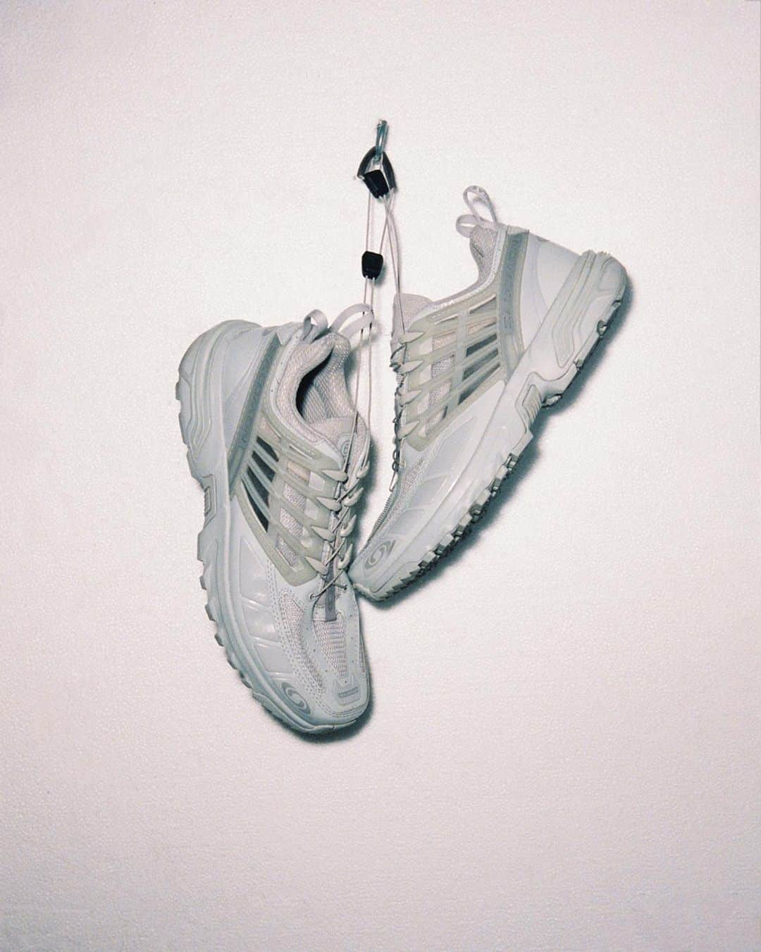 EYESCREAMさんのインスタグラム写真 - (EYESCREAMInstagram)「『MM6 Maison Margiela × Salomon ACS Pro Trainer』が10月26日（木）より順次発売。詳細はMasteredにて✔︎  @mm6maisonmargiela @salomon #mm6maisonmargiela #mm6 #maisonmargiela #salomon #style #everythingmastered #🆕」10月25日 22時25分 - masteredjp