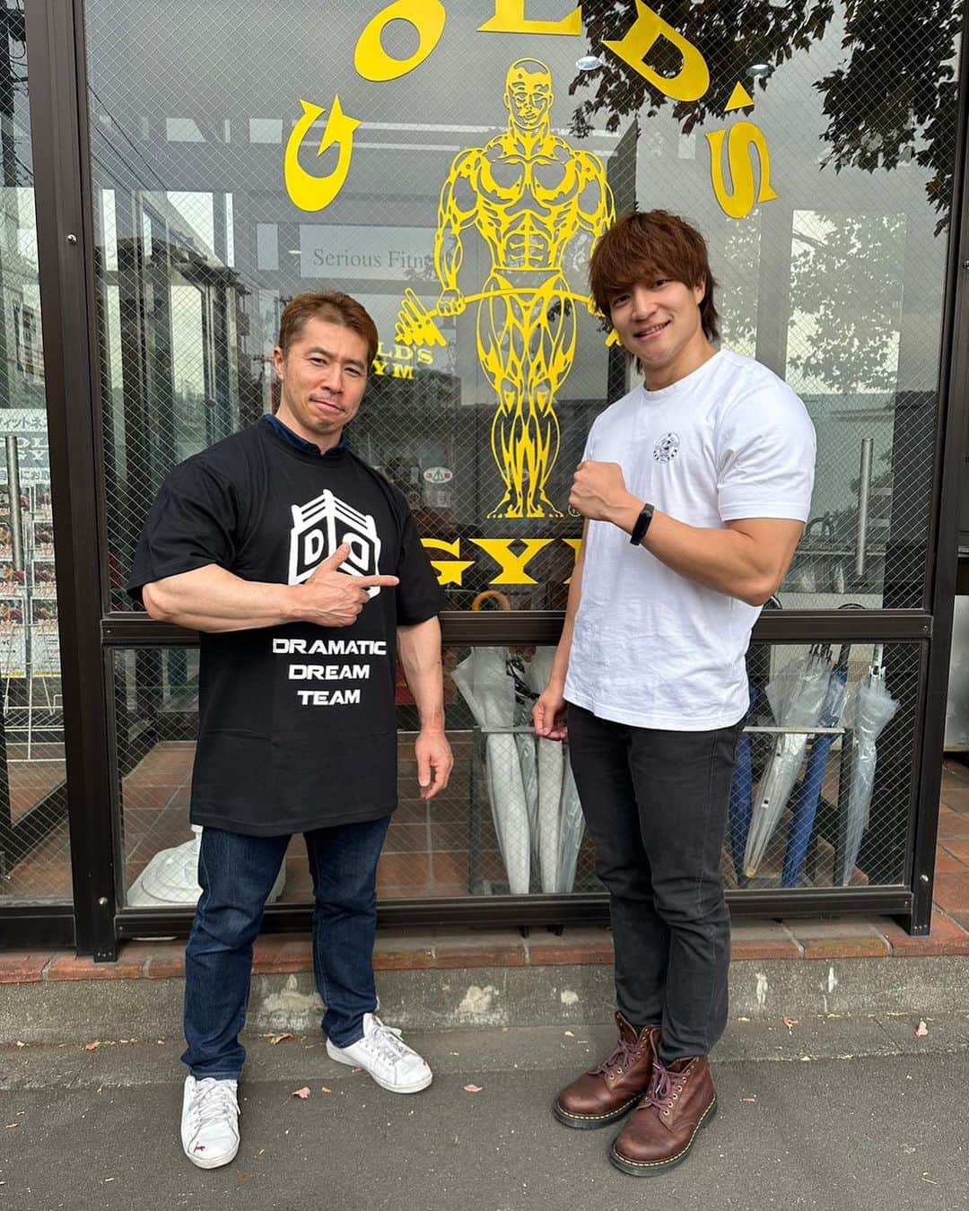 上野勇希のインスタグラム：「ゴールドジムで撮影をさせていただきまして、その上に！！なんと佐藤貴規さんとお写真を撮らせていただきました。  あまりにもカッコ良い前腕。 DDTのシャツを着ていただいてめちゃくちゃ嬉しいのと同時に、半袖とはマッチョが着るものだ！！！と、トレーニングを始めた頃のキラキラした気持ちになりました。  筋肉は一生ものの服。  #ddtpro #上野勇希」