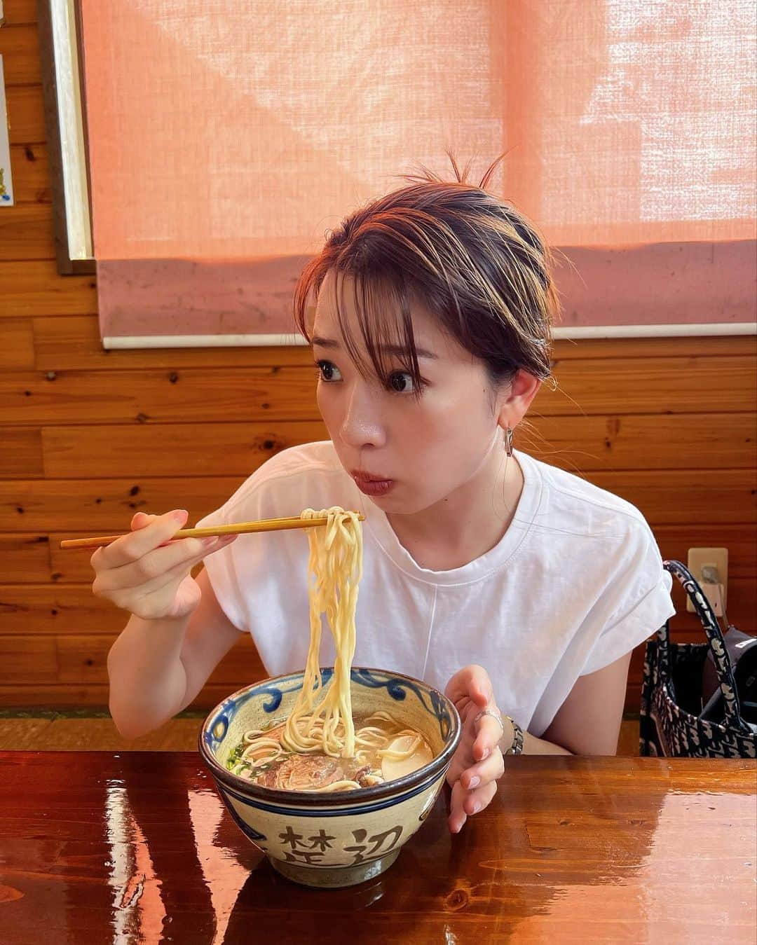 石井亜美さんのインスタグラム写真 - (石井亜美Instagram)「🍜  旅行中は、基本的に日常より運動量が多いので 気にせず食べても太って帰ってくることがない私です。 (特にリゾートでは、歩くし、泳ぐし、はしゃぐので😂)  沖縄に行くたびに 美味しいそばを発掘していくのが楽しい、、！  那覇にある「楚辺そば」 ここ美味しかったなぁ〜😮‍💨🤍  さてはて、最新のYouTubeの方では 引越しのご報告やらリアルな恋愛トークなどを しておりますので、お手柔らかにご覧ください😂  #那覇 #沖縄そば #楚辺そば #楚辺 #沖縄旅行」10月25日 22時26分 - ami_ishii_