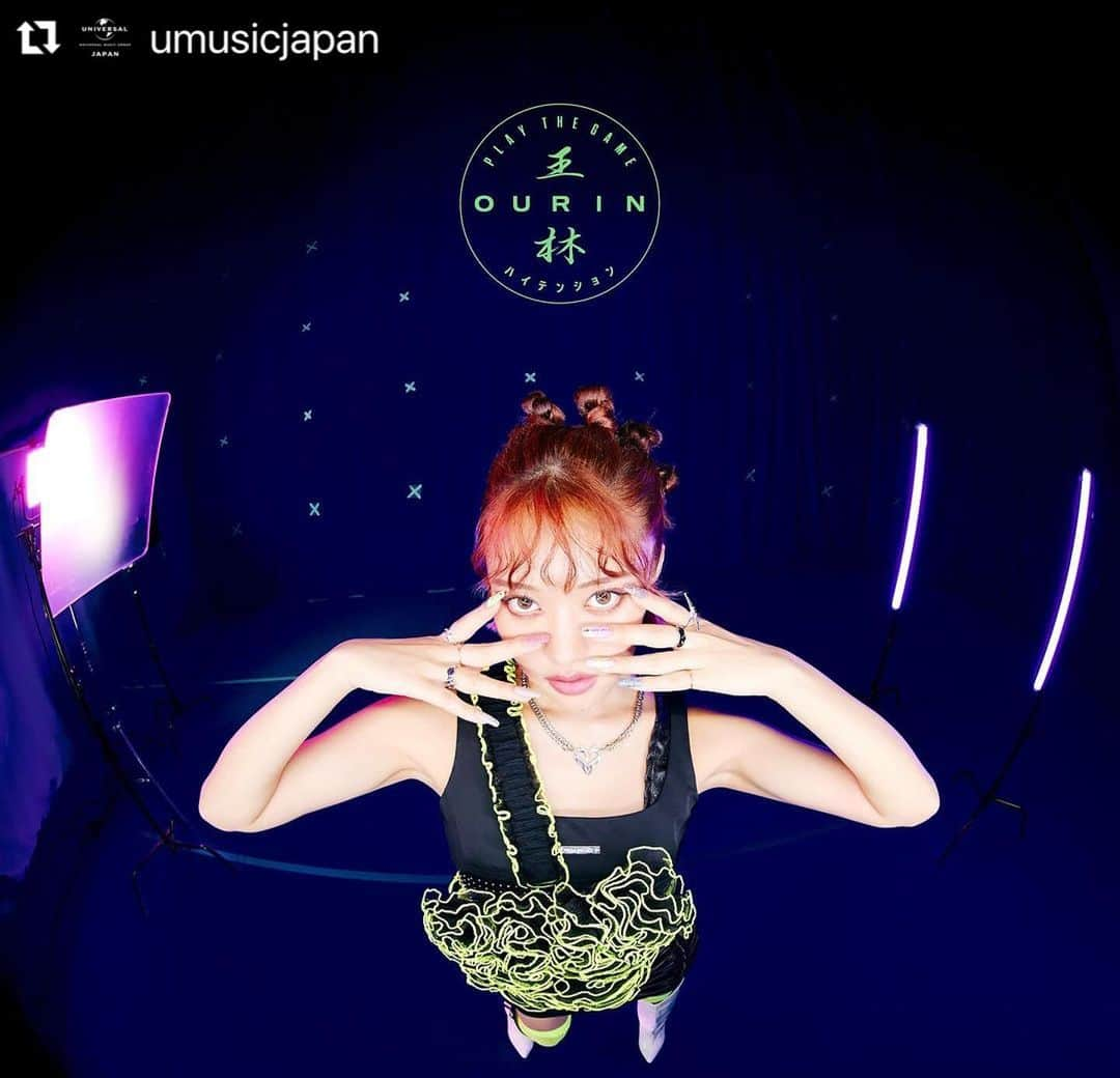 王林のインスタグラム：「「Play The Game 」のMVもそろそろ公開されるのかな🫣💚  Repost @umusicjapan with @use.repost ・・・ ///  🍏•🍎•━━━━ 　　　　　　Ourin-王林-  　　　11.15 release 1st single  「Play The Game / ハイテンション」 　ジャケット写真&店舗特典絵柄公開 　　　　　　　　　　　　━━━━•🍎•🍏  1st Single 『Play The Game / ハイテンション』 2023.11.15 (水) 発売!!  ジャケット写真を本日解禁🌟  1️⃣枚目 -Neo Ourin盤  2️⃣枚目 -青森帰省盤  3️⃣枚目 -通常盤  4️⃣枚目 -店舗別購入特典絵柄  ぜひゲットしてくださいね🌹  #Ourin #王林  #PTG #ハイテンション」