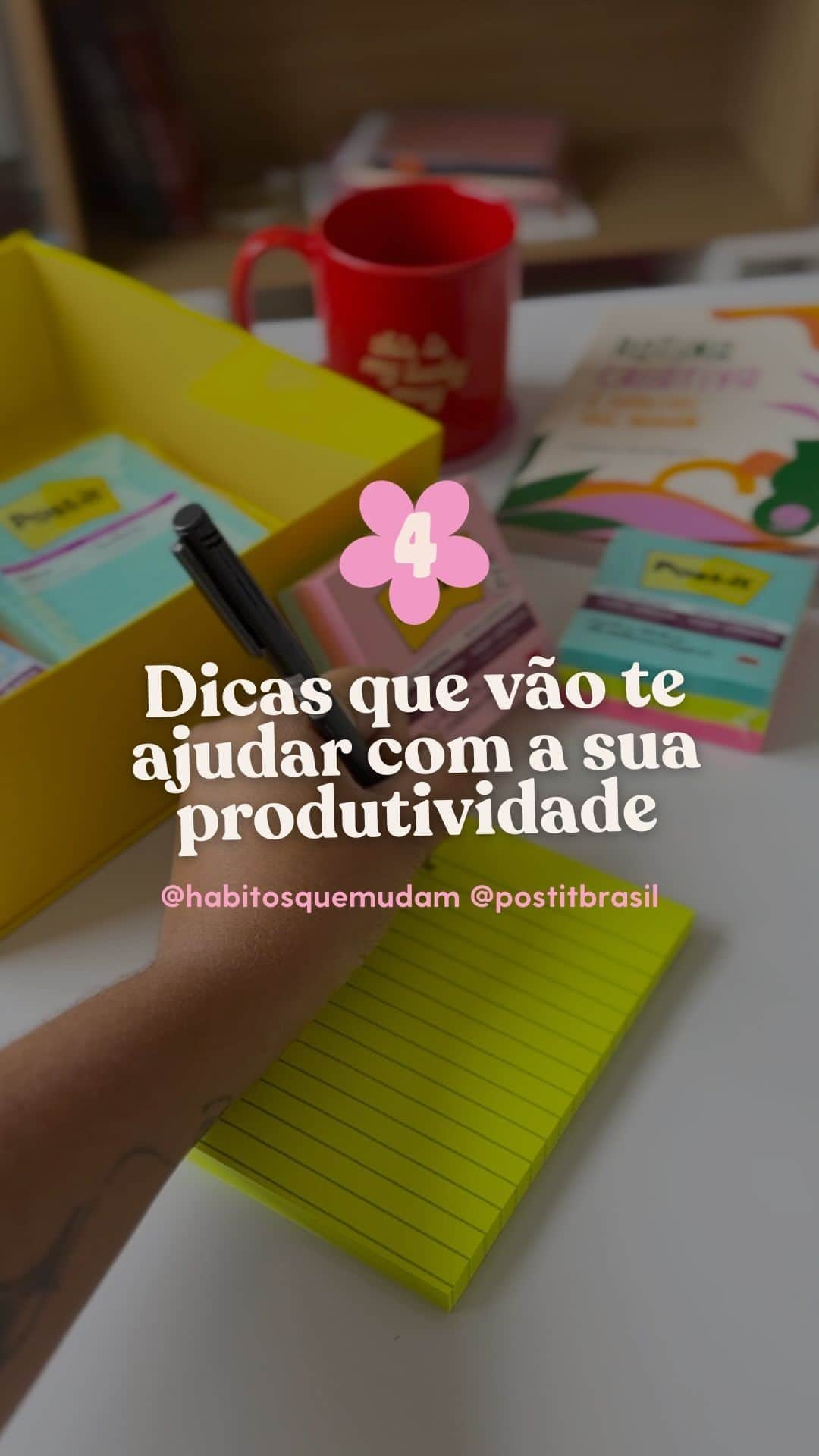 Post-it Brasilのインスタグラム：「Para manter sua rotina produtiva pequenas práticas podem te ajudar, até mesmo manter o seu corpo hidratado. Se for preciso use Post-it®️ que inclusive pode te acompanhar em qualquer lugar. Seja em casa ou na rua.   Com @postitbrasil você não perde nenhuma ideia. Seja numa cafeteria como eu ou no escritório. O melhor é que ele tem 2x mais adesão, assim você pode colar e realocar onde quiser.   #TrabalheEmQualquerLugar #Libertesuasideias PUBLI」