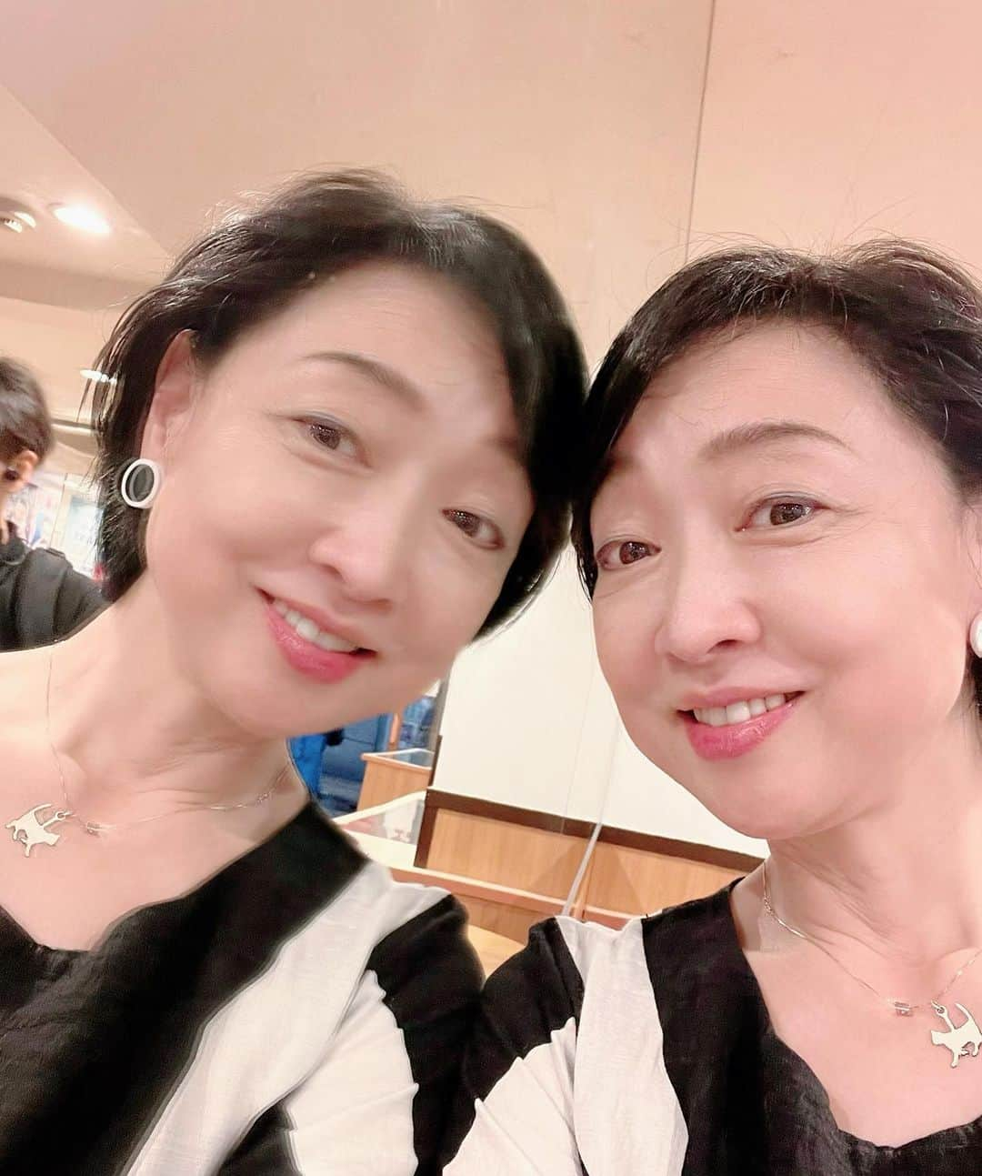 川上麻衣子さんのインスタグラム写真 - (川上麻衣子Instagram)「双子の姉と！ いえいえ、、、鏡に映った私なのですが、顔の印象はこんなにも違うなんて、、。絶世の美女の黄金律の高い方ならきっと左右対称であまり変わらないのでしょうね😅 昔映画の撮影の時に監督さんが、わたしのアップを撮る時に右と左の印象が違うので、シーンに合わせて撮る顔の角度を変えていました。 我ながら、二つの顔にびっくりの、、、立ち飲み屋でのワンショットです！」10月25日 22時29分 - kawakami.maiko