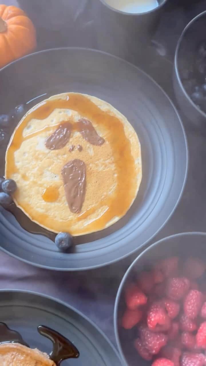 Cosmopolitanのインスタグラム：「What I want: This spooky breakfast 👆 What I have: Stale coffee.   #rg @iamsarahrosado」