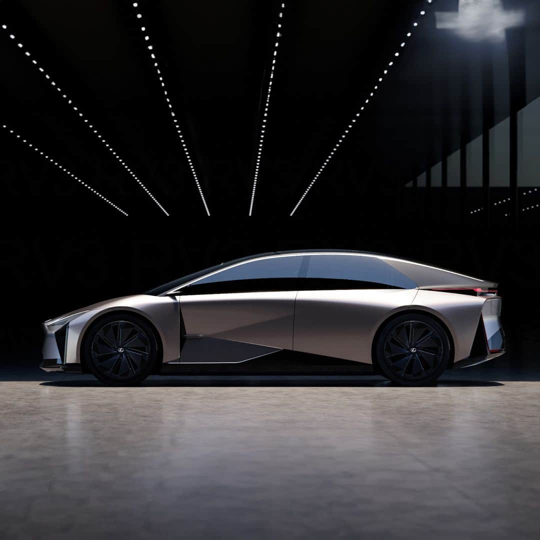 Lexus UKさんのインスタグラム写真 - (Lexus UKInstagram)「Presenting a future vision for the Lexus brand. Take a look at the Lexus LF-ZC concept. #JapanMobilityShow2023」10月25日 22時33分 - lexusuk