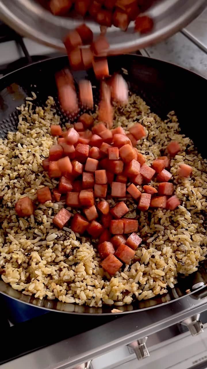Samantha Leeのインスタグラム：「I hardly have rice left after a meal and I almost never have rice that’s been in my fridge overnight. Here’s how I make fried rice: I mix the egg with the warm rice before cooking to stop the rice grains from sticking together. After that, you can add the ingredients and seasonings of your choice. #leesamantha #friedrice」