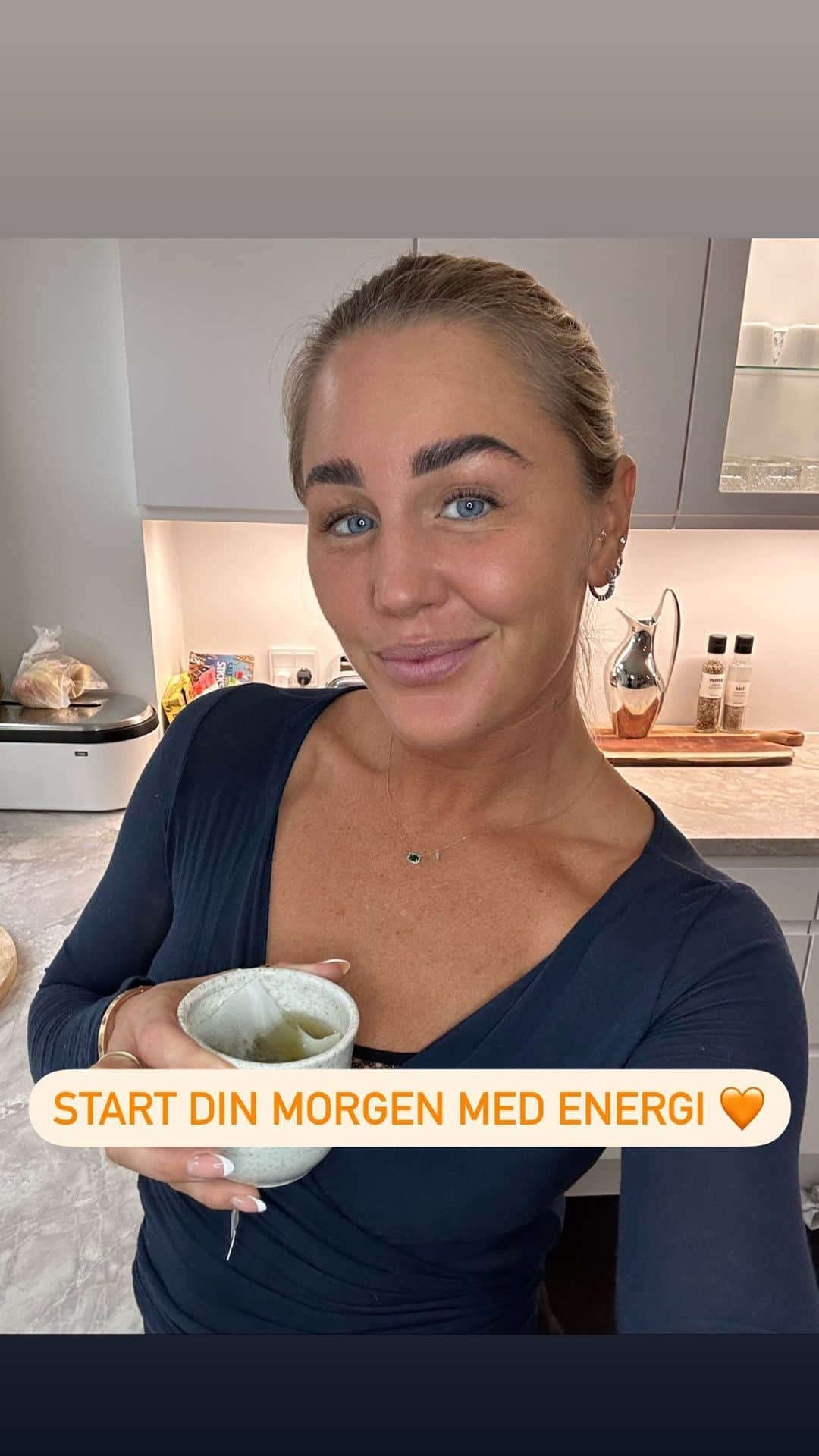 ヤネッテ・オッテセンのインスタグラム：「🌅Start din morgen med energi!  Din morgenrutine sætter tonen for dagen. Prioriter tid til dig selv om morgenen for at kickstarte din velvære rejse🌟  Drik vand 💧 Stræk din krop 🧘‍♀️ Nyd en sund morgenmad 🥣 Visualisér dine mål 🎯  Du fortjener en fantastisk start på dagen! 💖🌄」