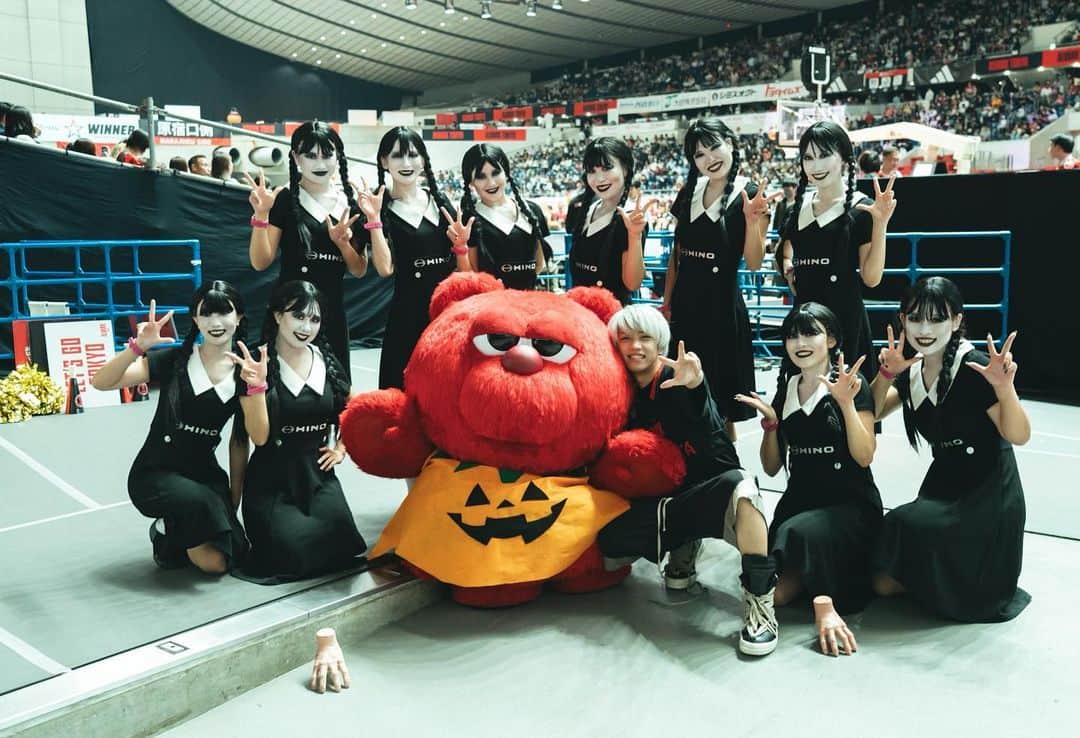 マイキさんのインスタグラム写真 - (マイキInstagram)「代々木第一体育館 アルバルク東京のハーフタイムショーに ゲストとして歌とドラムの演奏をさせて頂きましたー！！！  スポーツファンの皆様と一緒に しんどいね。歌って楽しかった〜🏀  チアのみんなとルークもありがとね📣」10月25日 22時33分 - maikidrum