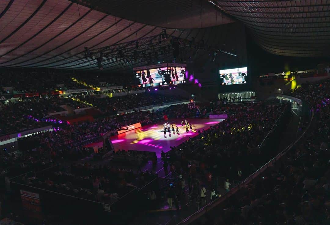 マイキさんのインスタグラム写真 - (マイキInstagram)「代々木第一体育館 アルバルク東京のハーフタイムショーに ゲストとして歌とドラムの演奏をさせて頂きましたー！！！  スポーツファンの皆様と一緒に しんどいね。歌って楽しかった〜🏀  チアのみんなとルークもありがとね📣」10月25日 22時33分 - maikidrum