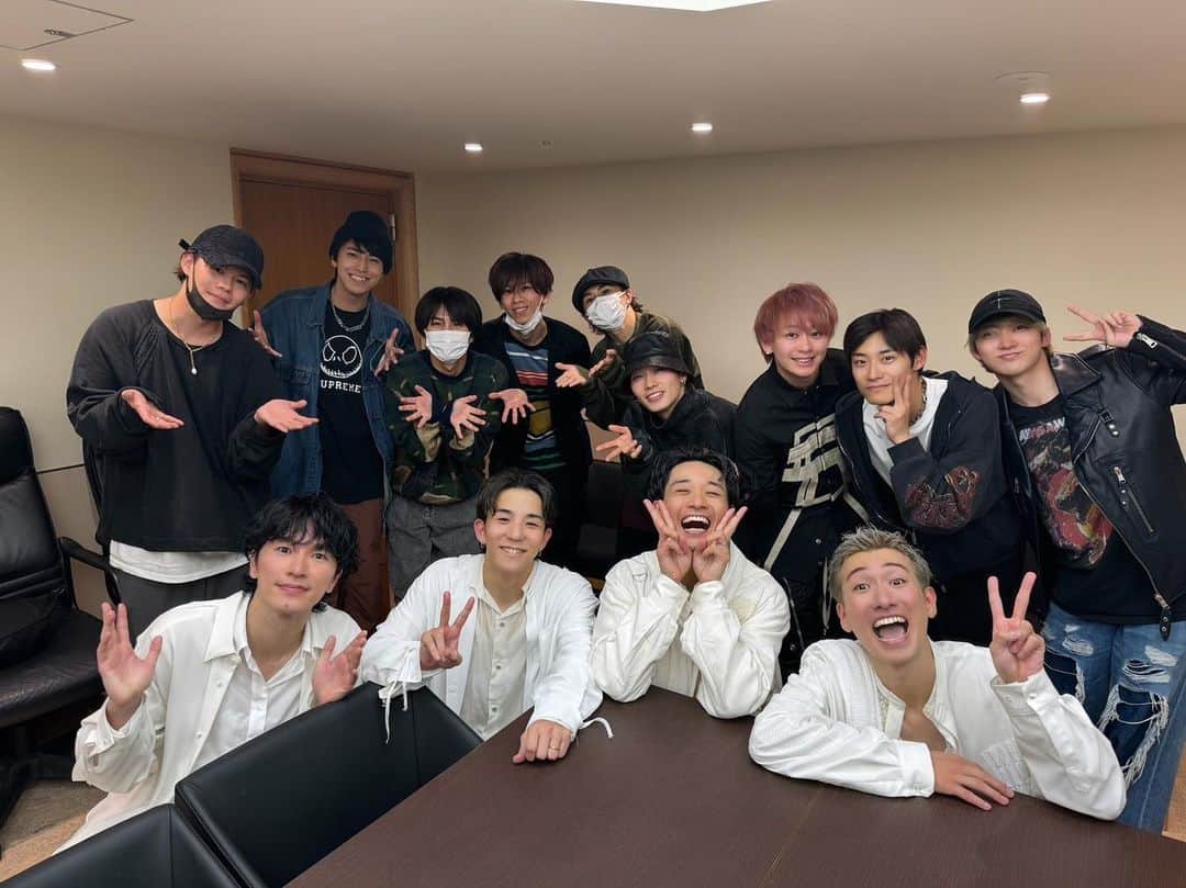 ユーキのインスタグラム：「小さい頃から憧れを抱き、尊敬をしている ヒーローのような存在の「s**t kingz」  その武道館LIVE『THE s**t』をメンバー全員で観に行ってきました！  Danceという己の身体の表現で届ける エンタメの究極形を目の当たりにしました。  いろんな個人的な想いも重なって 涙なしではいられませんでしたが 本当に素敵なライブをお疲れ様でした！  これからも超特急共々よろしくお願いします！  是非シッキンフェスにもスケジュールは万全な状態で空けておきますのでお待ちしております。」