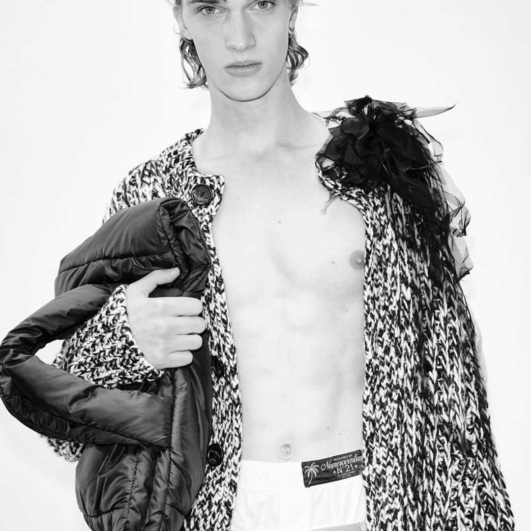 ヌメロ ヴェントゥーノのインスタグラム：「N21 FALL-WINTER 23 MENSWEAR COLLECTION BY ALESSANDRO DELL’ACQUA.  MILANO, GARAGE VENTUNO. 01.2023  #N21FallWinter23 #N21 #AlessandroDellAcqua」