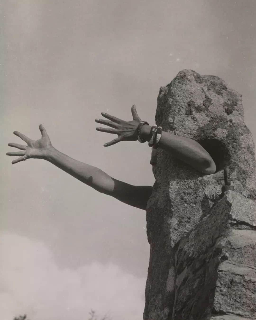 テート・ギャラリーさんのインスタグラム写真 - (テート・ギャラリーInstagram)「‘Under this mask, another mask. I will never be finished removing all these faces.’ - Claude Cahun, born #OnThisDay 1894. ❤️  #ClaudeCahun was a French queer photographer, sculptor and writer, best known for her self-portraits in which she assumed a variety of characters. Cahun's work was both political and personal, and often undermined traditional concepts of static gender roles. Alongside her romantic and creative partner Marcel Moore, she created a subversive body of work that is often associated with surrealism. Cahun used female pronouns, but was fluid in her gender expression. In her portraits she plays with costumes and traditional gender expectations to become a wide range of characters—dandy, doll, body builder, vampire, angel, puppet.   In this photograph, Cahun could be said to be ‘wearing’ the rock as a mask or costume. At the same time the work brings alive an inanimate object, combining both her interest in performing different identities and the surrealist celebration of surprising and resonating combinations.  📷 Claude Cahun, I Extend My Arms,1931 or 1932© The estate of Claude Cahun」10月25日 22時35分 - tate