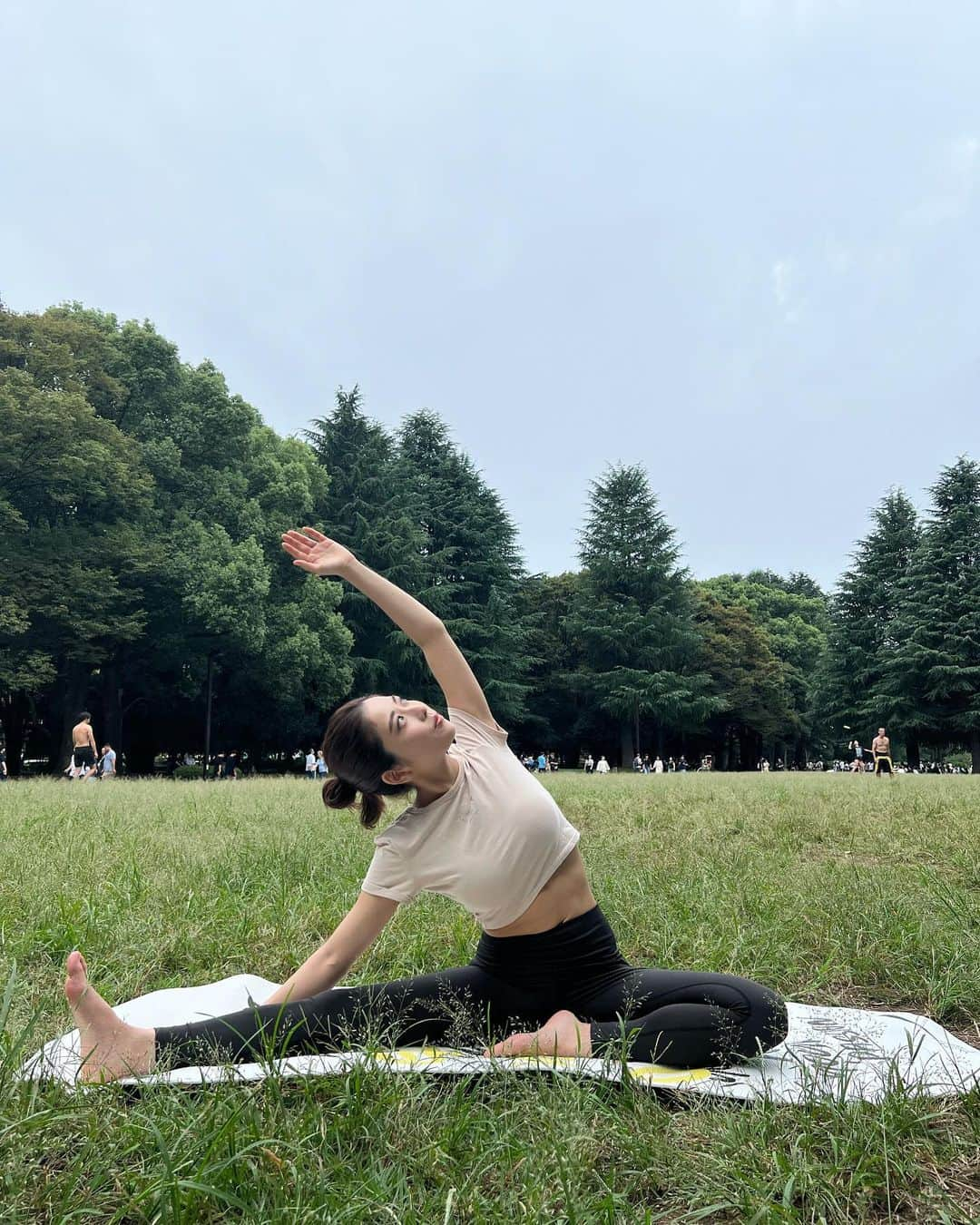 MelonHarunaのインスタグラム：「この間、代々木公園で ヨガ受けに行った時の〜🧘⛲️ 最高に気持ち良かったなぁ🥰 るなお誘いありがと！！  #ヨガ#パークヨガ#代々木公園」