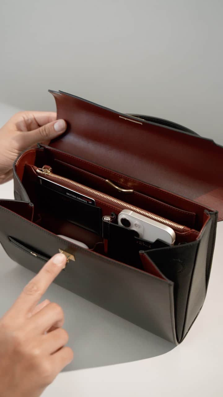 のインスタグラム：「Our Mortimer Bag is supremely elegant, and will organise your life. #AnyaHindmarch」