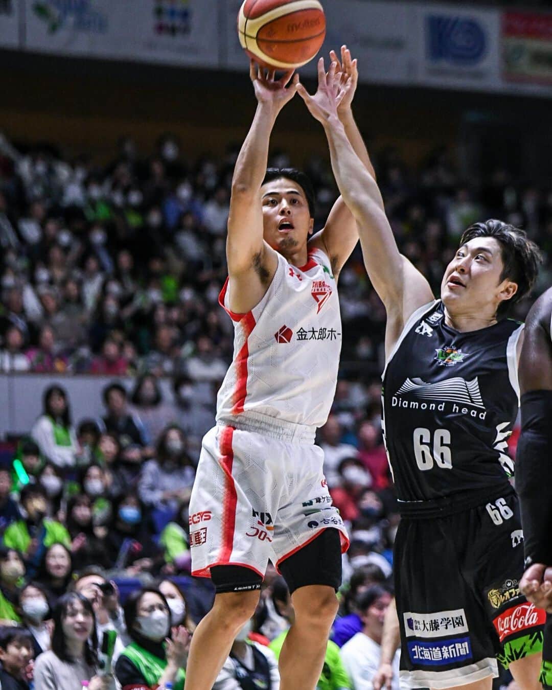 千葉ジェッツさんのインスタグラム写真 - (千葉ジェッツInstagram)「試合風景|ω･)📸  B.LEAGUE2023-24 vs.北海道  🏀試合終了🏀 北海道77-82 千葉  #アウェー戦 #接戦を制して #価値ある一勝 #次節はホームゲーム #chibajets #Bリーグ #千葉ジェッツ #バスケ #basketball #portrait  #photograph #ジェッツ写真部 #レンズ越しの世界 #応炎 #ありがとうございました」10月25日 22時39分 - chibajets_official