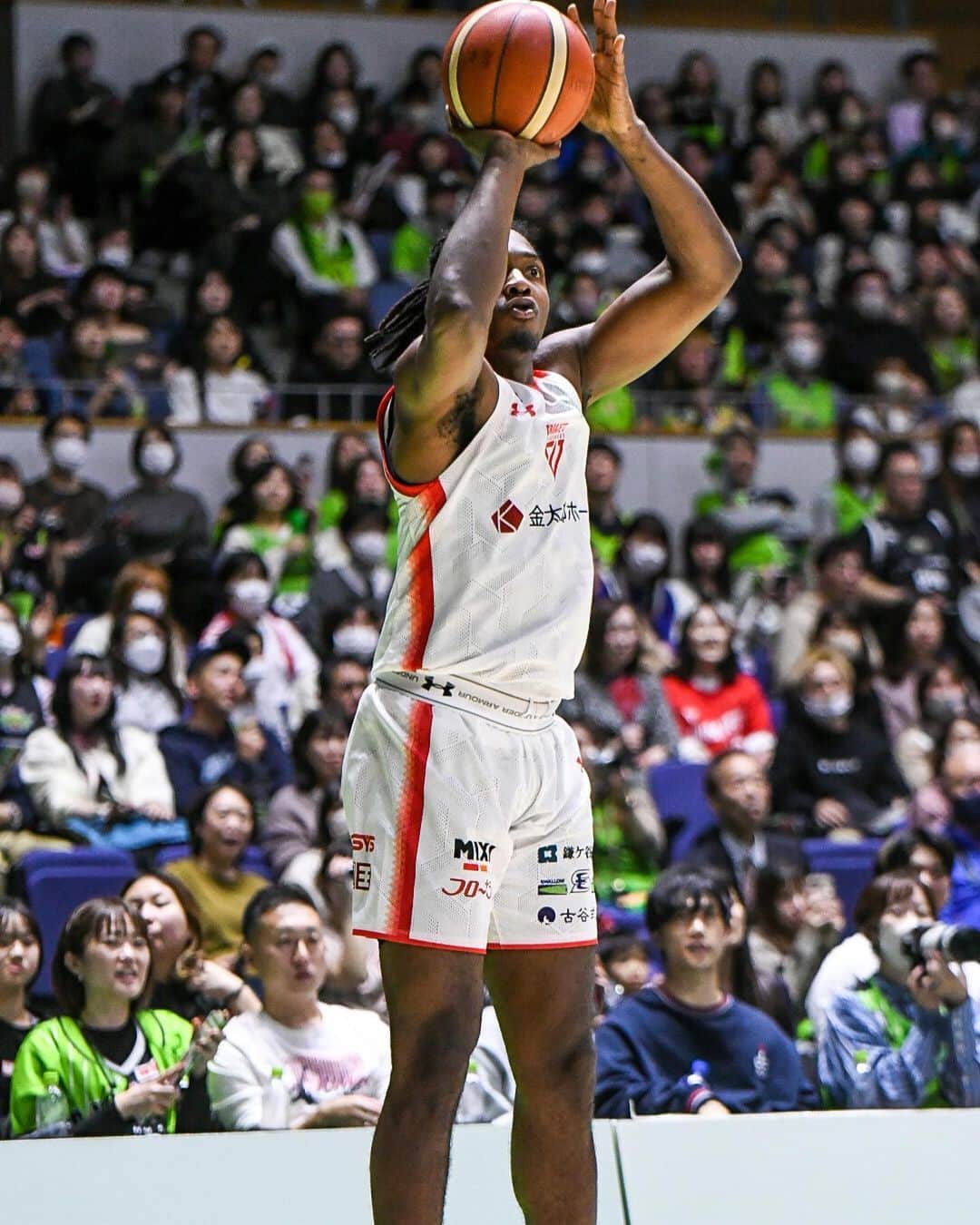 千葉ジェッツさんのインスタグラム写真 - (千葉ジェッツInstagram)「試合風景|ω･)📸  B.LEAGUE2023-24 vs.北海道  🏀試合終了🏀 北海道77-82 千葉  #アウェー戦 #接戦を制して #価値ある一勝 #次節はホームゲーム #chibajets #Bリーグ #千葉ジェッツ #バスケ #basketball #portrait  #photograph #ジェッツ写真部 #レンズ越しの世界 #応炎 #ありがとうございました」10月25日 22時39分 - chibajets_official