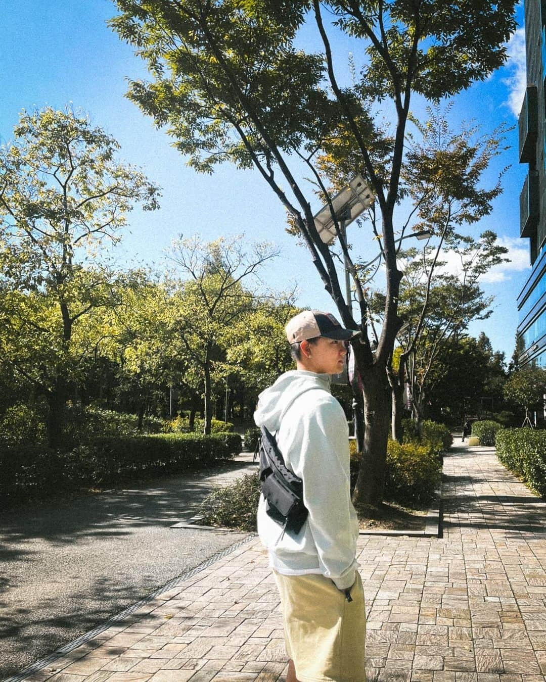 プニエル さんのインスタグラム写真 - (プニエル Instagram)「Me not wearing my black clothes is super rare..but I did it! Sad I can’t dress in hoodie/shorts much longer :(  내가 검정 옷 아예 안 입는거 거의 없는일인데 ㅋㅋㅋ 이제 후드/반바지 입을수있는 날씨 얼마 남지 않아서 슬프다 ㅠ」10月25日 22時40分 - btobpeniel