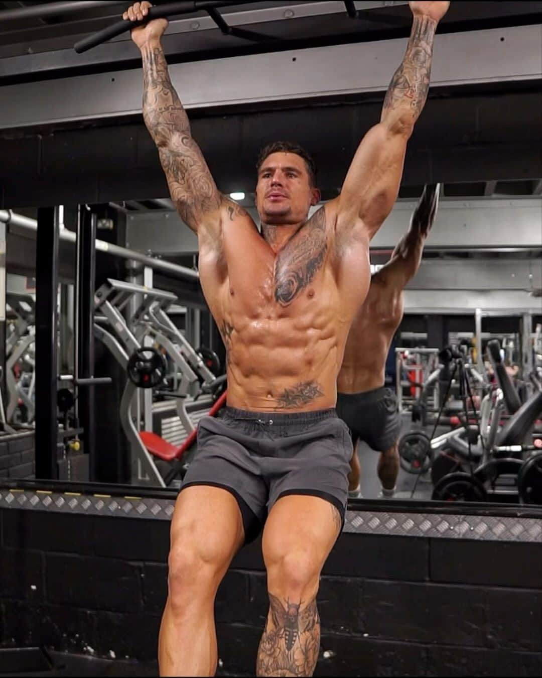 ロス・ディッカーソンのインスタグラム：「Abs Day💪Save & smash this slab building abs workout | Tag@ a friend who needs this! - Hanging Leg Raises - 3 x 10-12 Cable Rope Crunch - 3 x 10-12 Bench V-Sits - 3 x 12-15 Bench Leg Kicks - 3 x 12-15 Each Leg Bench Oblique Twist - 3 x 12-15 Each Side (90sec Rest Between Sets & 2min Between Exercises, DON’T BE A B*TCH) - Want Me As Your Coach? Get your customised plan designed by me & let’s take those results to the next level! Find out more by clicking the link in my bio, let’s do this! - #workout #core #strength」