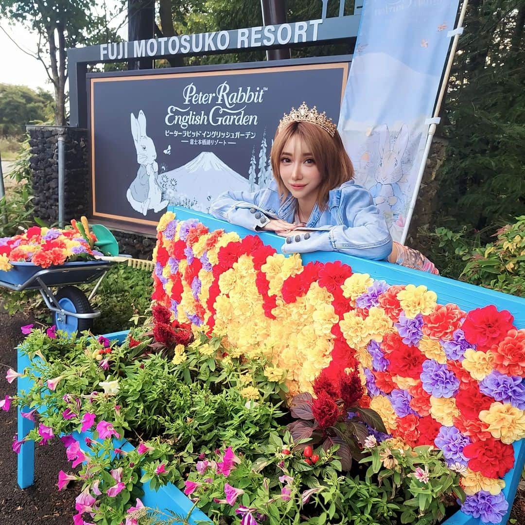 橘司のインスタグラム：「はろはろ愛するみんな❤️🫶🏾❤️⁡ ⁡⁡ ⁡楓と山梨までプチ遠征🚗³₃❤❤❤⁡⁡ ⁡ 富士山にも花にも感動して天国来たのかと思ったレベルだった(笑)(笑)⁡⁡ ⁡⁡ 涙こぼれそうになったくらい迫力スゴかった！(ストレス強め) ⁡⁡⁡ ⁡豪華なご飯とイケメンたち居たら⁡ ⁡完璧な天国だったなぁ(笑)⁡ ⁡⁡ ⁡ほったらかし温泉もアゲだったー😆❤️🫶🏾⁡ ⁡⁡ ⁡#浄化の旅 ⁡」