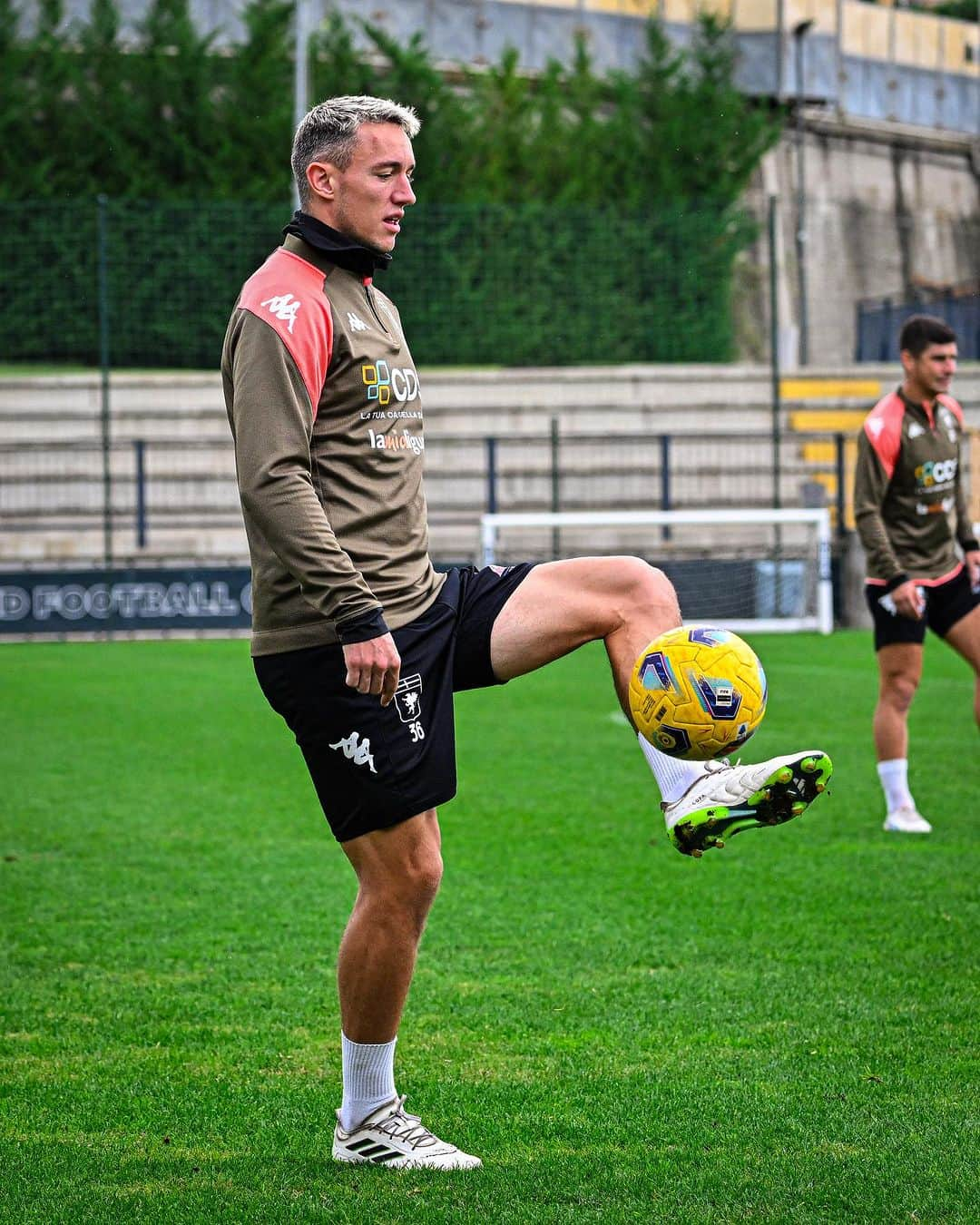 ジェノアCFCのインスタグラム：「💪⚽️ 𝘁𝗿𝗮𝗶𝗻𝗶𝗻𝗴 𝗱𝗮𝘆 🔴🔵」