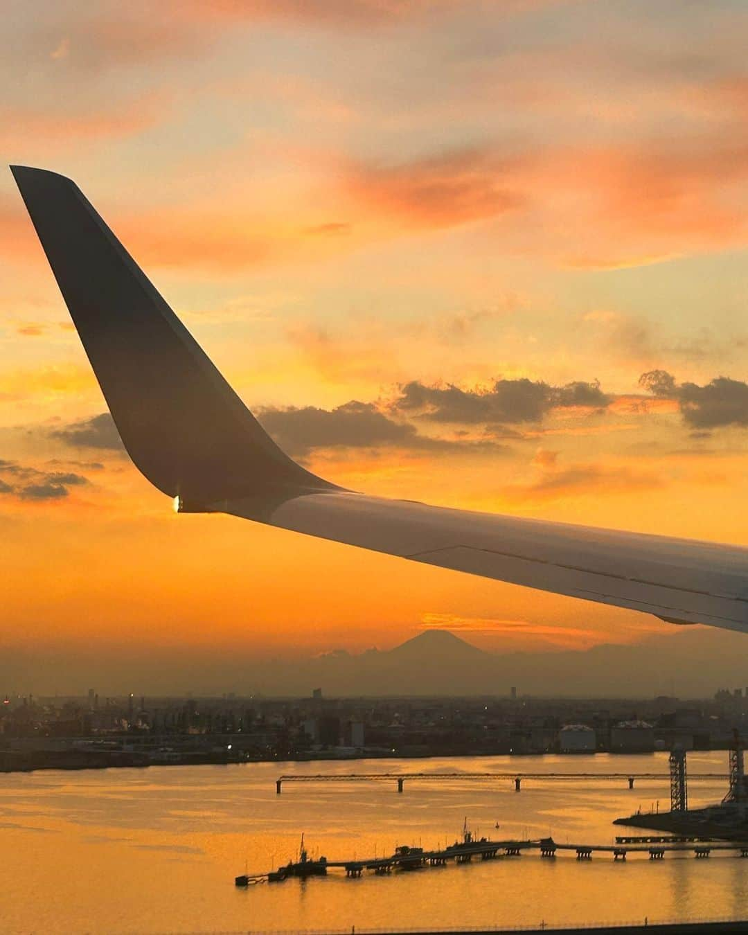 杉山明子さんのインスタグラム写真 - (杉山明子Instagram)「飛行機が好きすぎる🩷 離陸する時の感じと もこもこした雲見るのが好き  窓際からずっと見てたら 反対側が夕日！ いいなーって首伸ばしてたら ぐーーんって曲がって 夕日がこっちに来た！！  夕日と富士山✨ 最高のコンビネーション  #飛行機　#富士山　#雲　#飛行機好きな人と繋がりたい #夕日  #夕焼け  #sunset  #夕日好きな人と繋がりたい  #空好き  #空好きな人と繋がりたい  #雲好き  #雲好きな人と繋がりたい  #空から見る雲が好き　#jal  #空の旅  #飛行機が好き  #空が好き」10月25日 22時47分 - akikopeanut