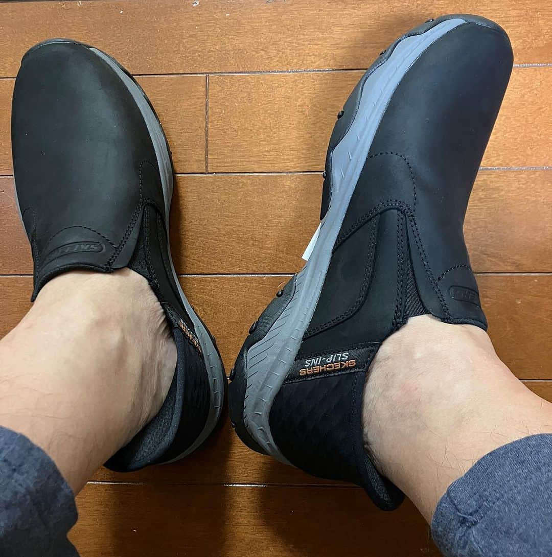 加藤賢崇さんのインスタグラム写真 - (加藤賢崇Instagram)「バナナマン日村のウォーキング番組に乗せられてスケッチャーズのスリップイン（スリッポン）を買ってしまったよ。 一万円以上の靴を買うのは、5年ぶりだ！　びんぼーい。 しかしスポーツタイプではなく、仕事に履けるビジネスタイプにしたよ。 足の甲が高いので締め付け感は少しある。裸足には合わない。靴下ないと。 ま、慣れるやろ。  スケッチャーズはいま、スヌープドッグと盛んにコラボしてるみたい。店頭でも推してた。 まあ仕事に履けないので買いませんが！  #ひむ太郎」10月25日 22時48分 - kenso1978