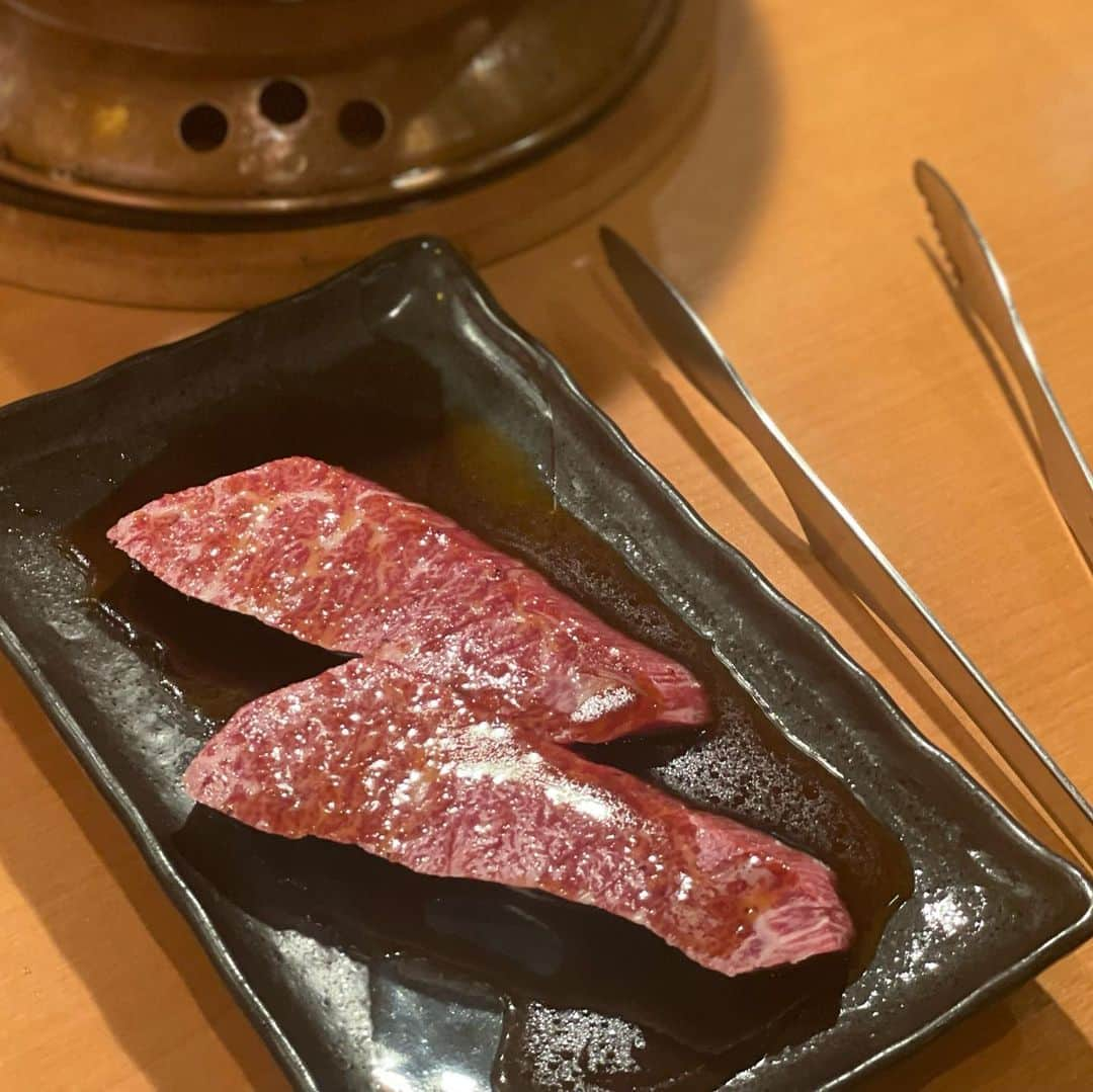 沢瀉美緒さんのインスタグラム写真 - (沢瀉美緒Instagram)「※ My favorite yakiniku restaurant 💛 . 大好きな焼肉しみずで、お友達のコンクール通過の お祝いを🍺 . 急遽だったけど、予約取れたし、 久しぶりなのに、覚えていてくださり お話しにも花が咲いたり、幸せな時間✨ . そして、やっぱり厚切りのハラミは最高でした💛 . ご馳走さまでした✨ そして、 @11hanoncat おめでとう㊗️ . 心踊る素敵な演奏をありがとう😊 . . #焼肉しみず #焼肉 #yakiniku #ミオログ」10月25日 22時50分 - mio_omodaka