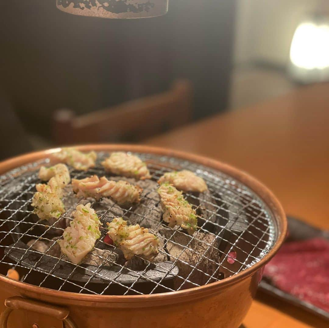 沢瀉美緒さんのインスタグラム写真 - (沢瀉美緒Instagram)「※ My favorite yakiniku restaurant 💛 . 大好きな焼肉しみずで、お友達のコンクール通過の お祝いを🍺 . 急遽だったけど、予約取れたし、 久しぶりなのに、覚えていてくださり お話しにも花が咲いたり、幸せな時間✨ . そして、やっぱり厚切りのハラミは最高でした💛 . ご馳走さまでした✨ そして、 @11hanoncat おめでとう㊗️ . 心踊る素敵な演奏をありがとう😊 . . #焼肉しみず #焼肉 #yakiniku #ミオログ」10月25日 22時50分 - mio_omodaka