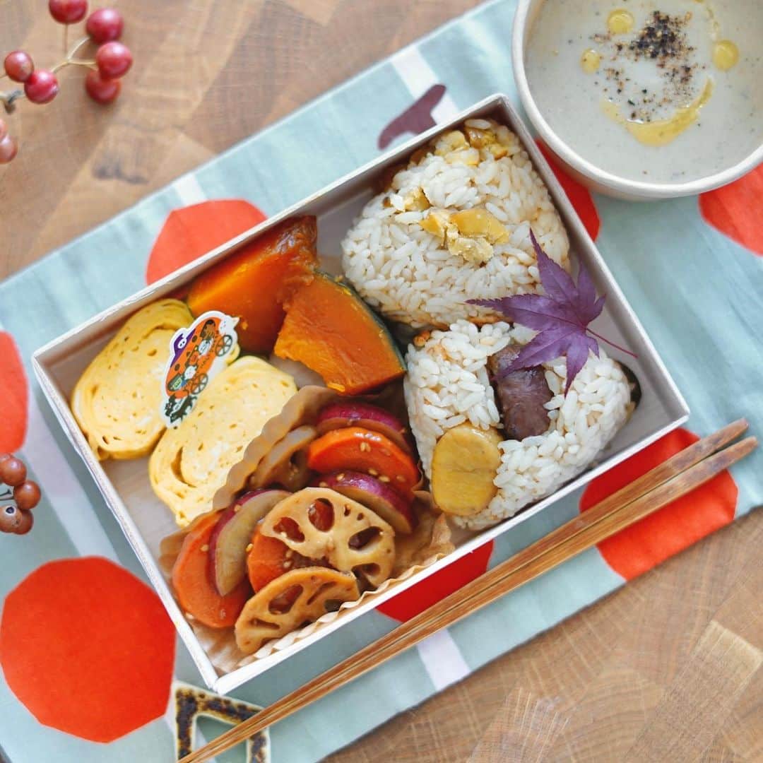 誠子のインスタグラム：「いらっしゃいませ。こんばんは。 神戸のマルシェでお出しするメニューが決まりました。  「秋のやさしい栗おむすび弁当&ときめきクッキー」  🍙お弁当 ・栗おむすび ・蓮根とさつま芋のきんぴら ・南瓜の煮物 ・だし巻き玉子 ・きのこの豆乳ポタージュ  クッキー🍪 ・オートミールとナッツとドライフルーツのザクザククッキー(ヴィーガン仕様) ・岩塩のショコラクッキー ・キャラメルナッツのクッキー 全て卵不使用です。  みなさんに秋の食材を楽しんでもらいたくて考えました。お野菜は神戸の湊川市場のものを使います。きんぴらは未来ちゃんのお母さんの味付け。南瓜の煮物は私のお母さんの味付け。あんなちゃんのクッキーはおいしくて身体に優しいです。  みんなに会えるの楽しみっ🙊🍁💛  #誠子食堂  #湊川公園手しごと市  @minatogawa_teshigoto」